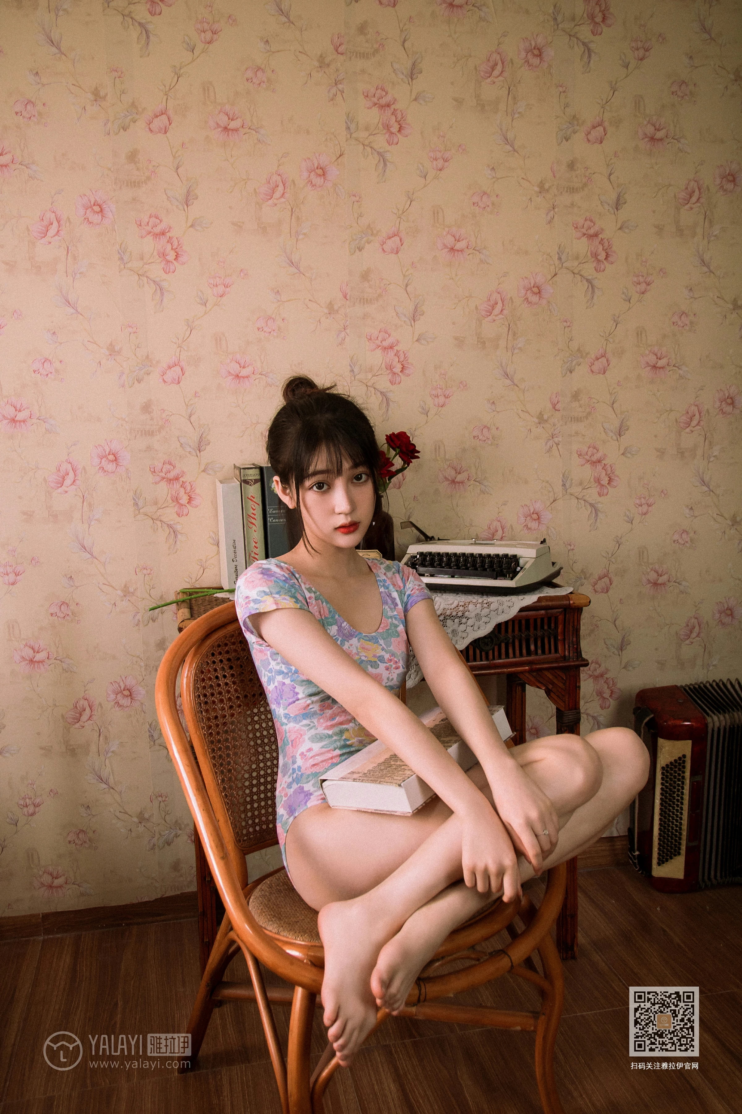 [YALAYI雅拉伊]Vol.433 复古情怀 卉卉 碎花连体衣居家性感私房写真集第14张