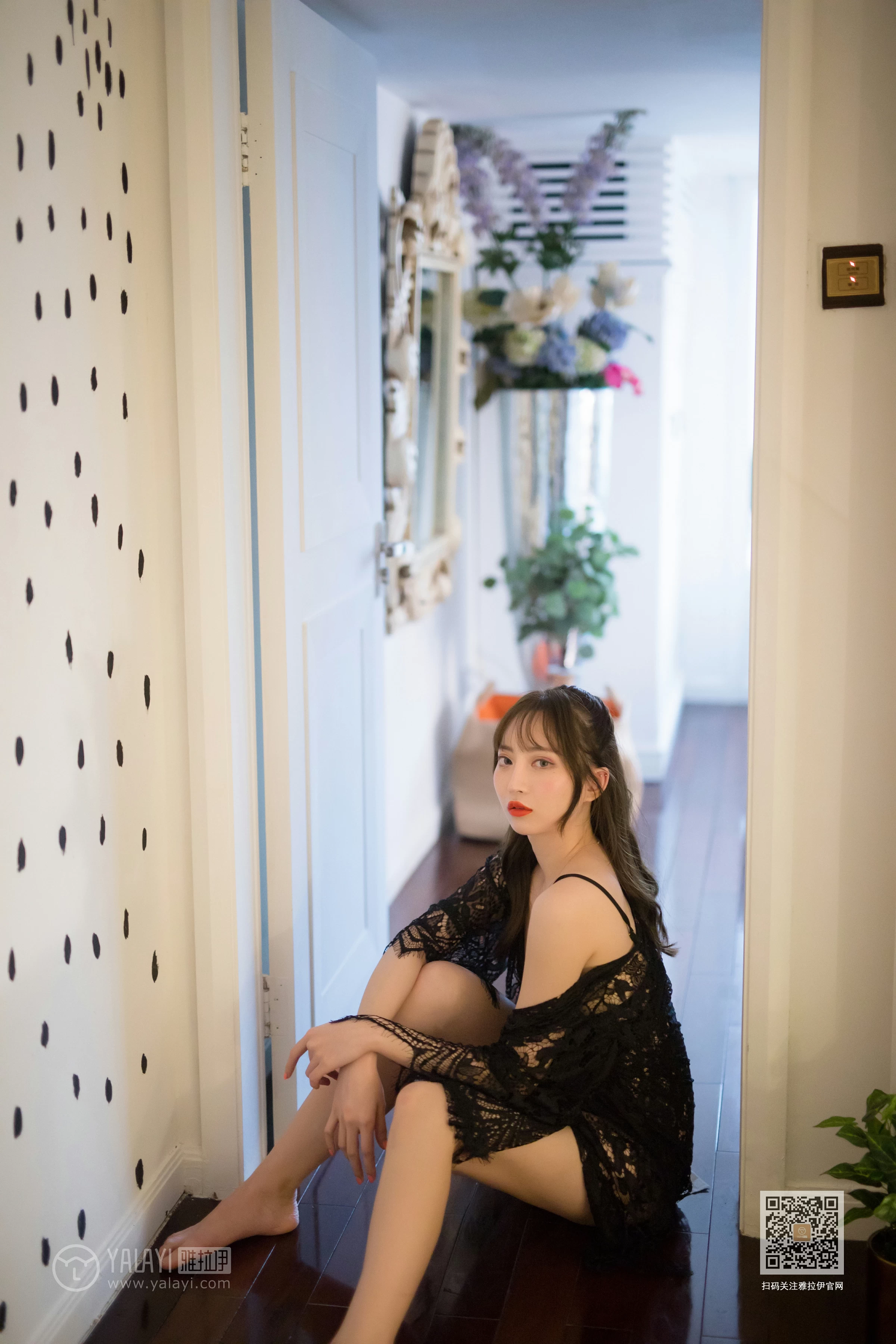 [YALAYI雅拉伊]Vol.435 现代白雪公主 黑色透视镂空睡衣加黑色蕾丝内衣性感私房写真集第3张