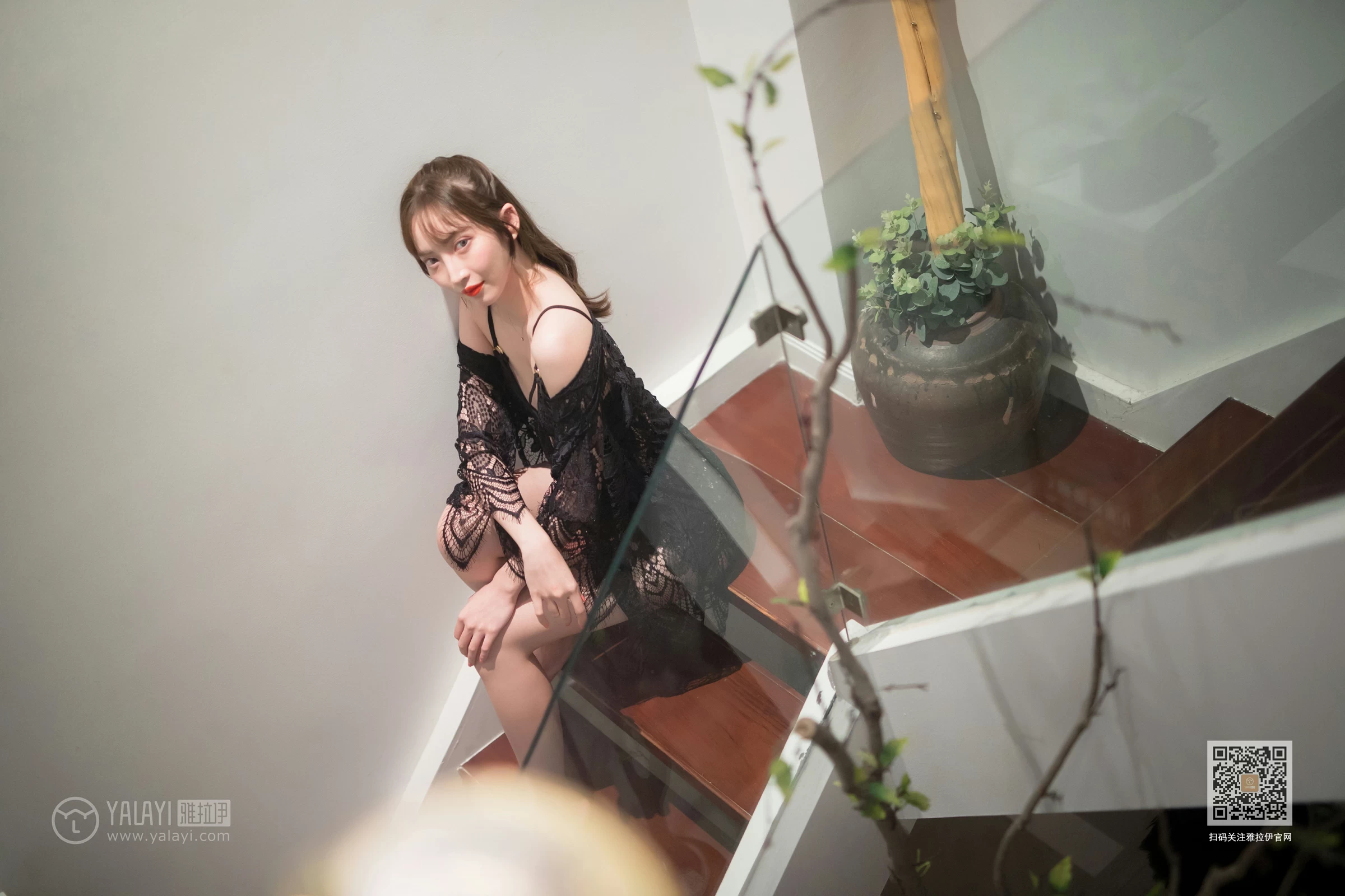 [YALAYI雅拉伊]Vol.435 现代白雪公主 黑色透视镂空睡衣加黑色蕾丝内衣性感私房写真集第7张