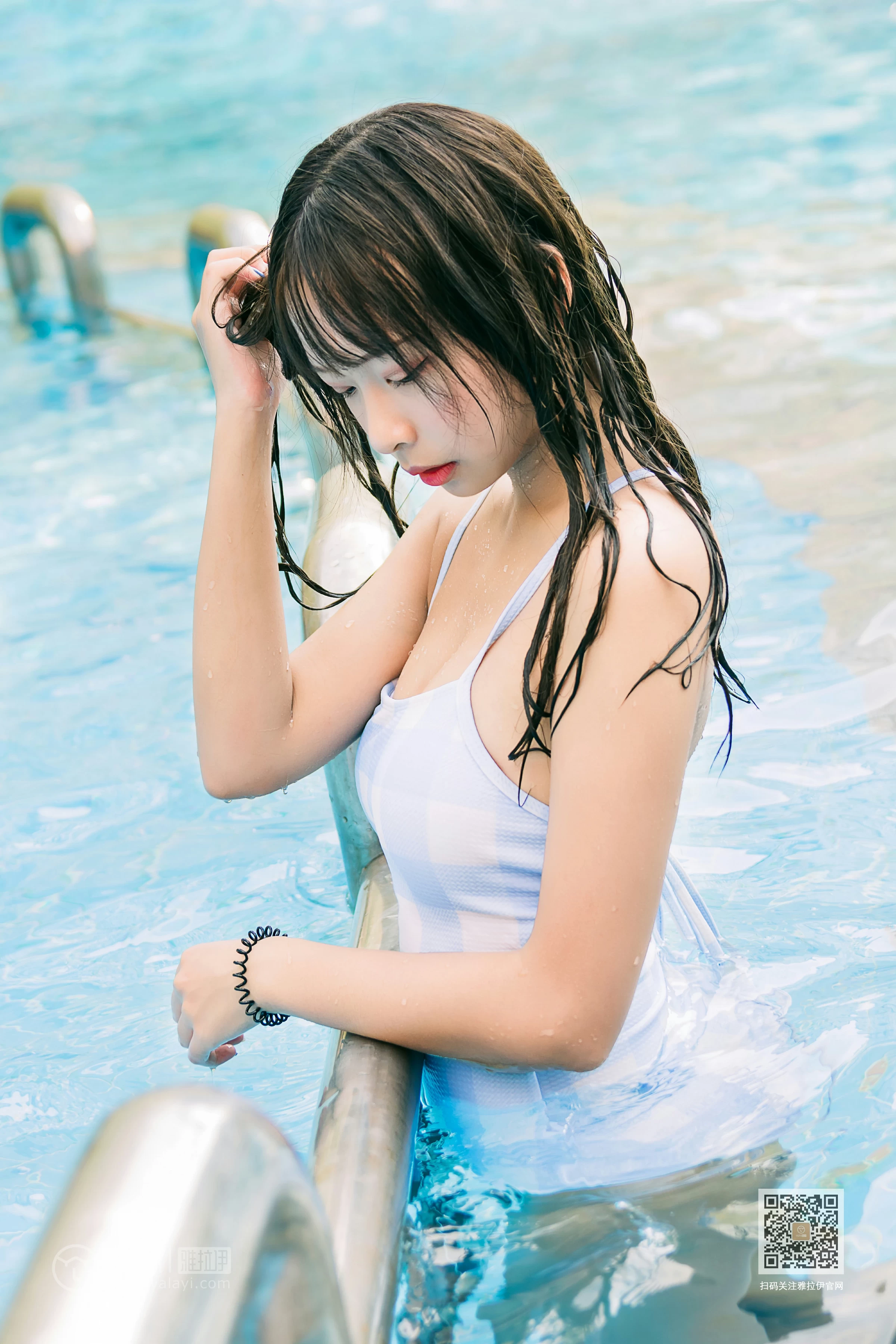 [YALAYI雅拉伊]Vol.437 夏日回憶 阿禾 蓝色连体比基尼泳装性感私房写真集第9张