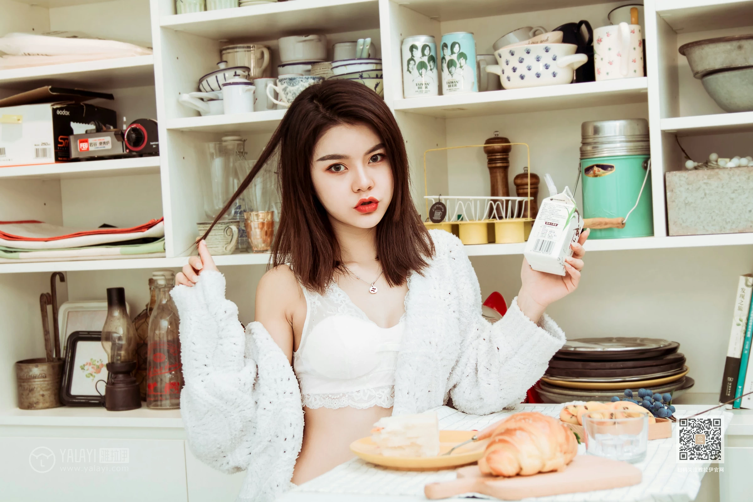 [YALAYI雅拉伊]Vol.444 东京的早餐 慧儿 白色镂空外衣加白色蕾丝内衣性感私房写真集第5张