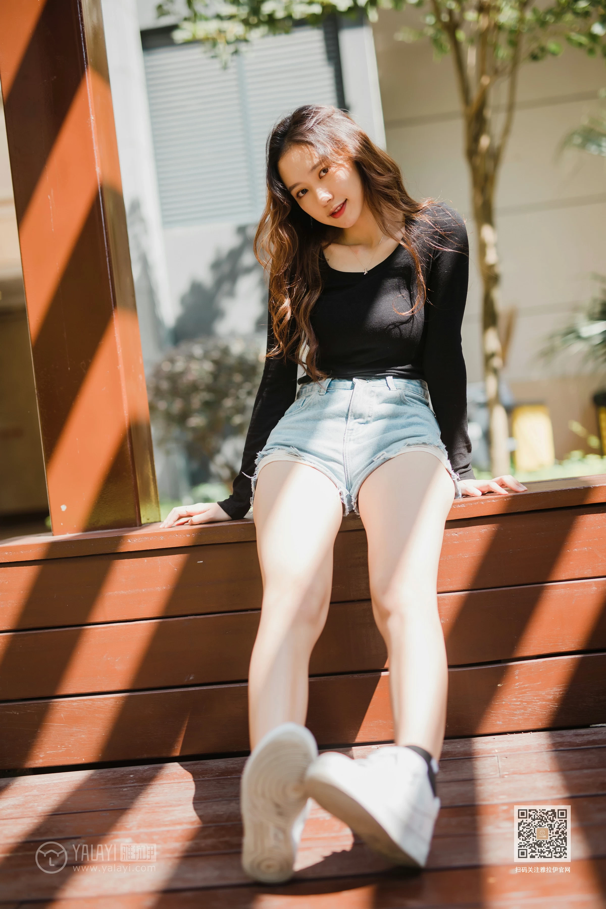 [YALAYI雅拉伊]Vol.484 陪你逛街 晓琳 黑色紧身上衣加牛仔短裤性感私房写真集第3张