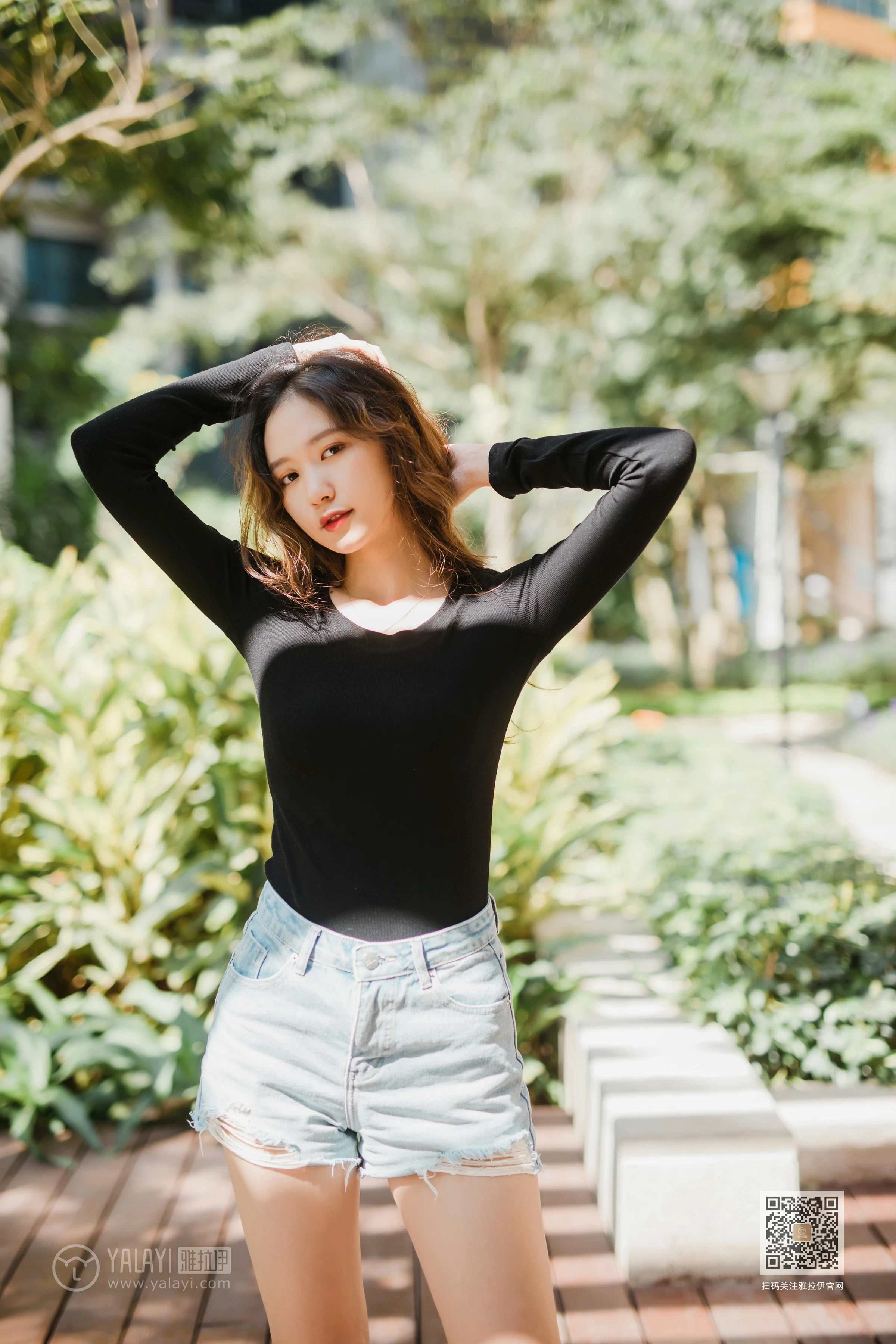 [YALAYI雅拉伊]Vol.484 陪你逛街 晓琳 黑色紧身上衣加牛仔短裤性感私房写真集第3张