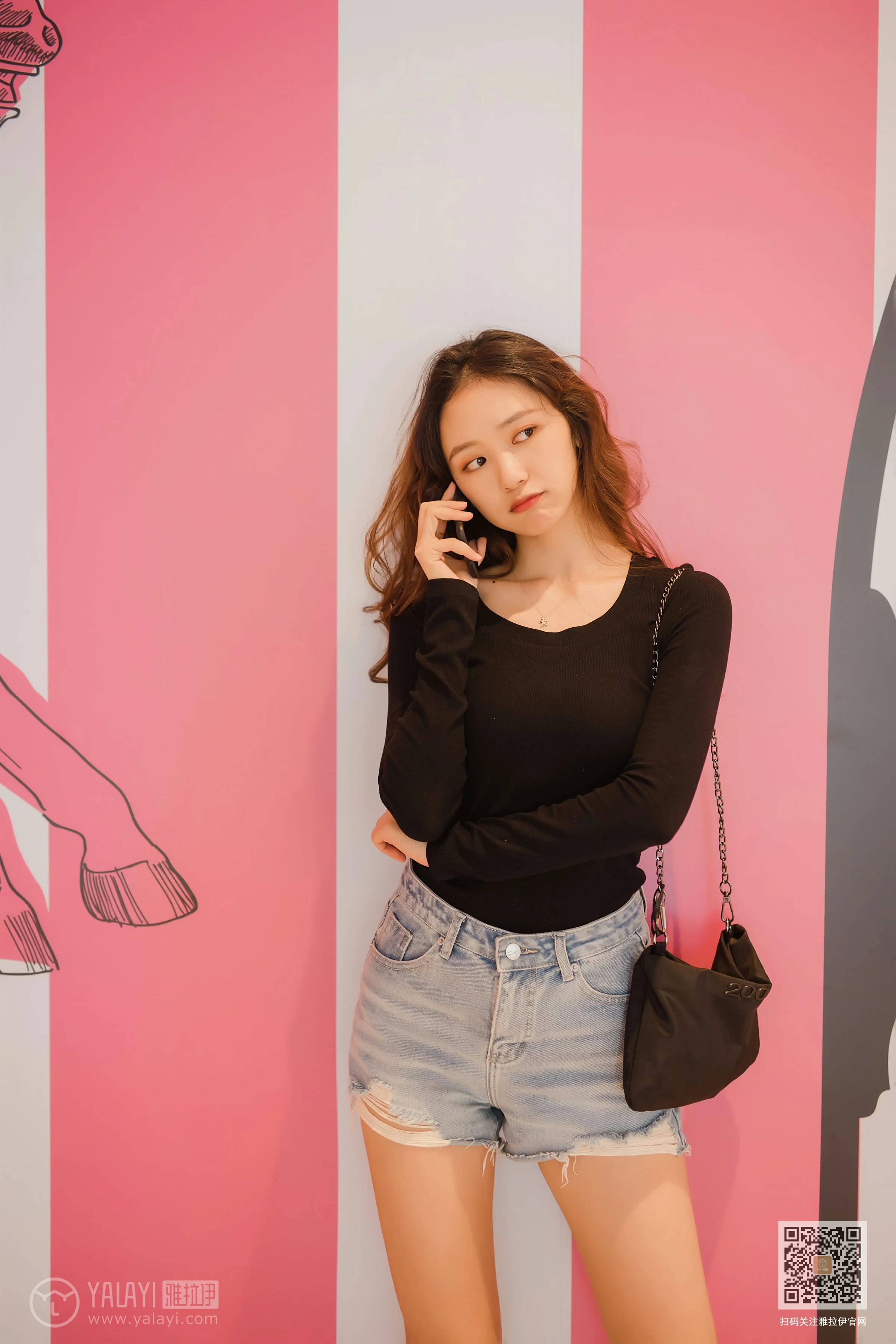 [YALAYI雅拉伊]Vol.484 陪你逛街 晓琳 黑色紧身上衣加牛仔短裤性感私房写真集第8张