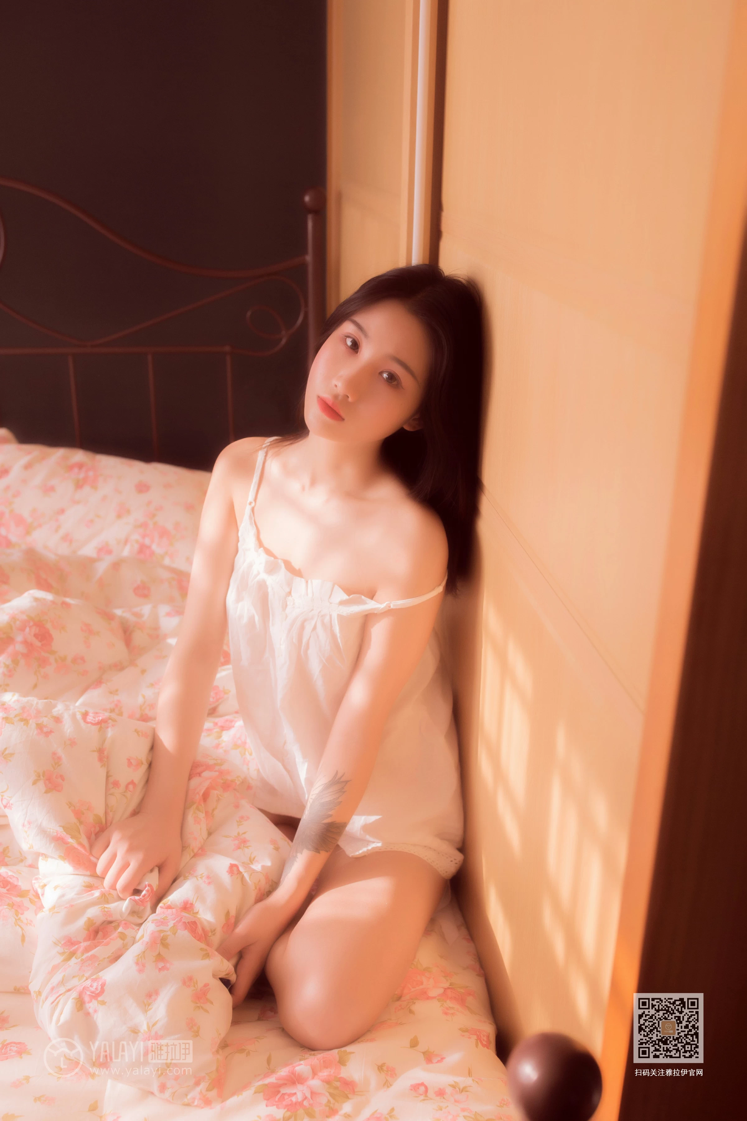 [YALAYI雅拉伊]Vol.493 爱于黄昏后 籹籹仔 白色吊带睡衣居家性感私房写真集第5张