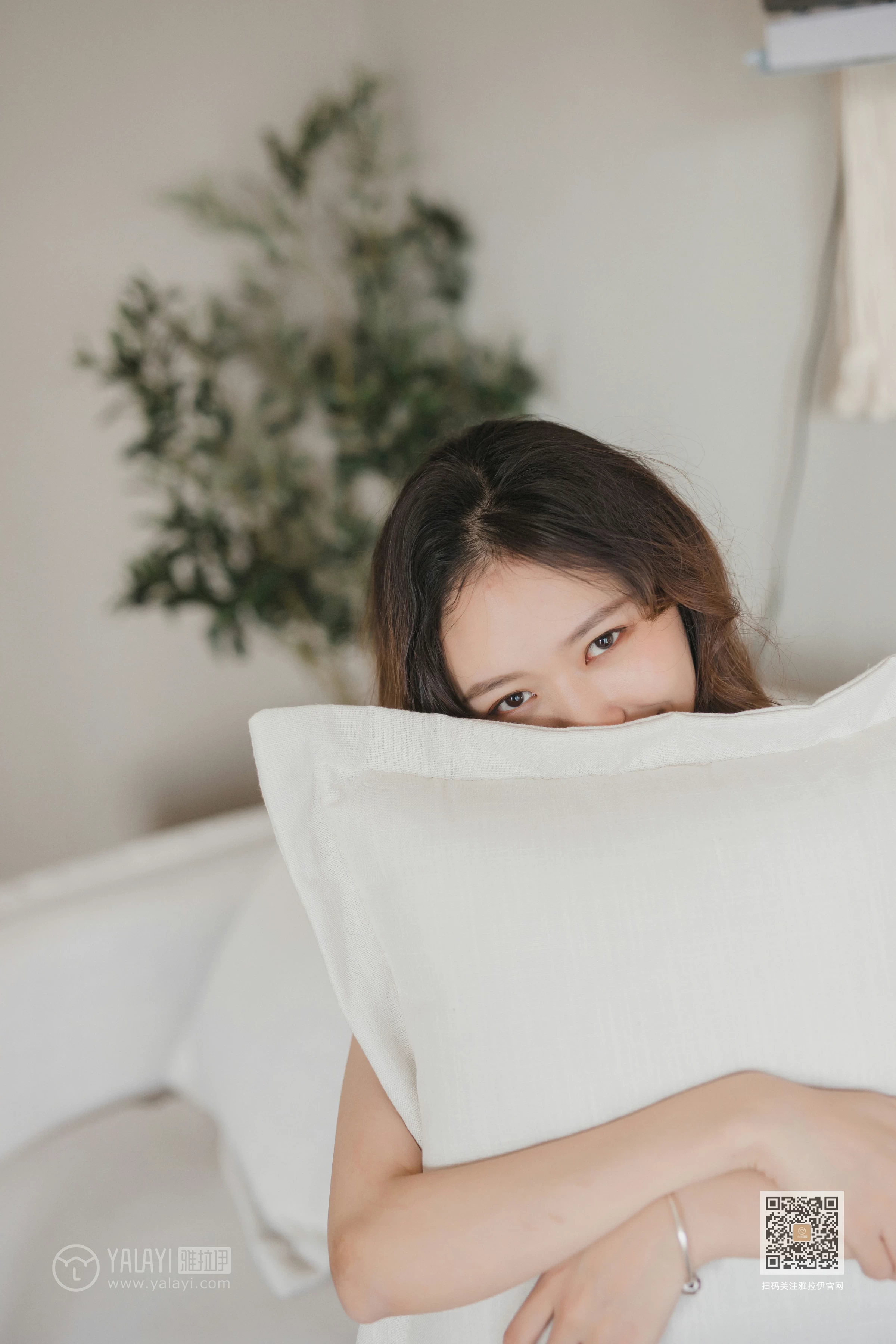 [YALAYI雅拉伊]Vol.496 想你的呵护 晓琳 灰色性感内衣居家私房写真集第8张