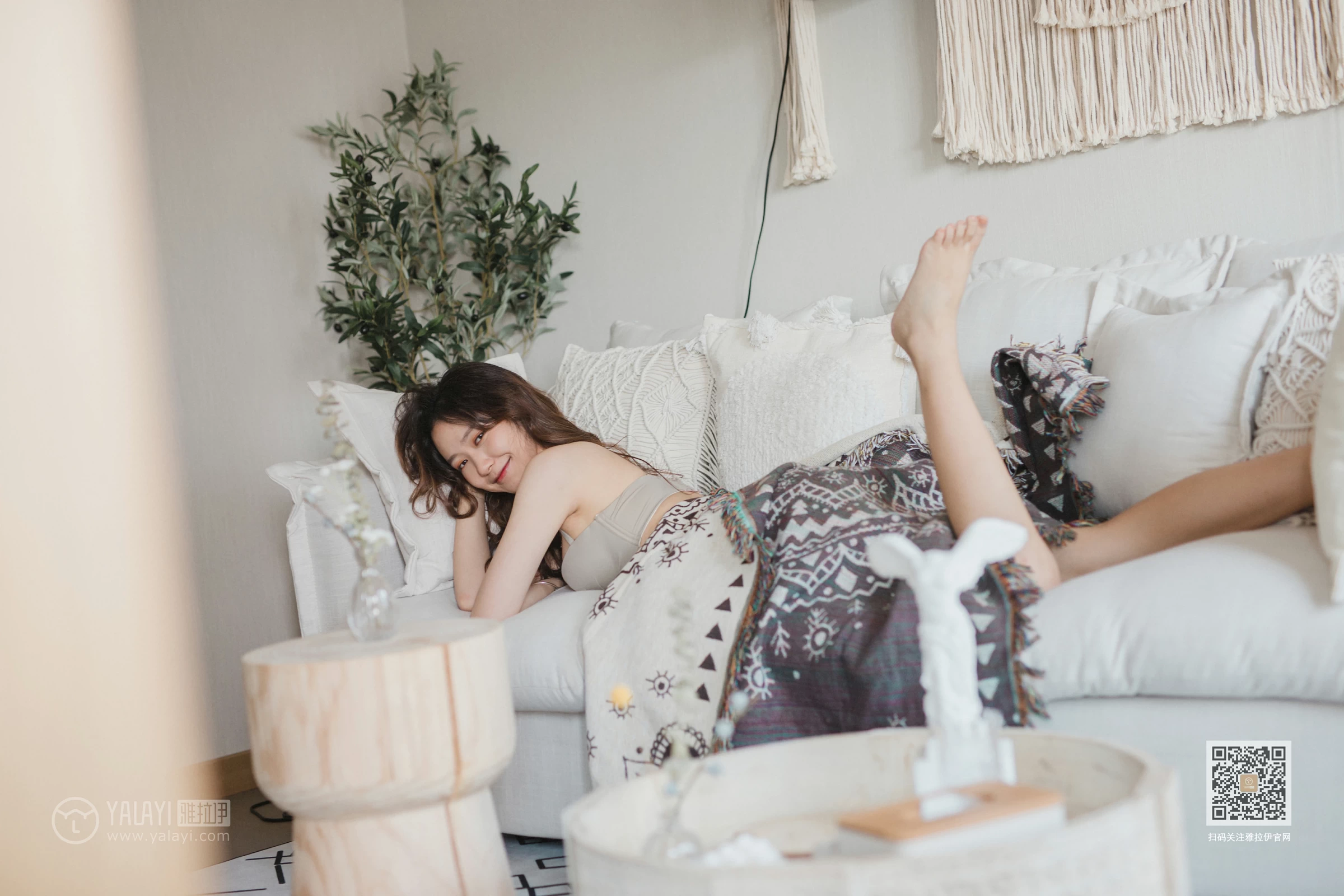 [YALAYI雅拉伊]Vol.496 想你的呵护 晓琳 灰色性感内衣居家私房写真集第12张