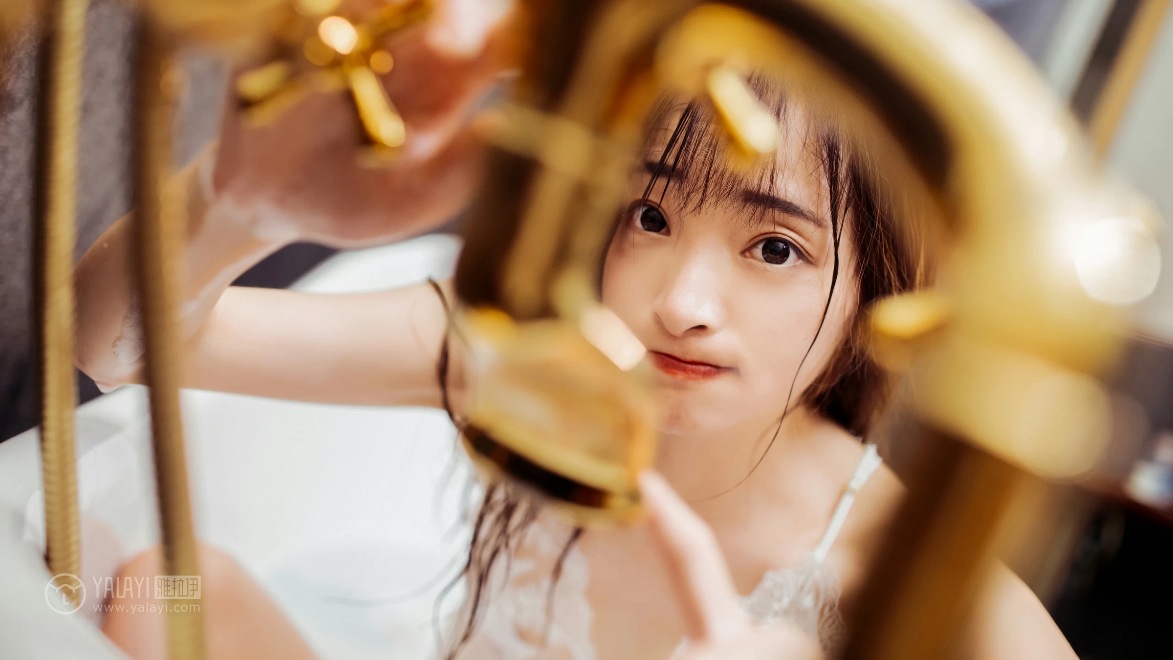 [YALAYI雅拉伊]Vol.508 愉快的一晚 小雪 白色吊带蕾丝睡衣裙性感私房写真集第13张