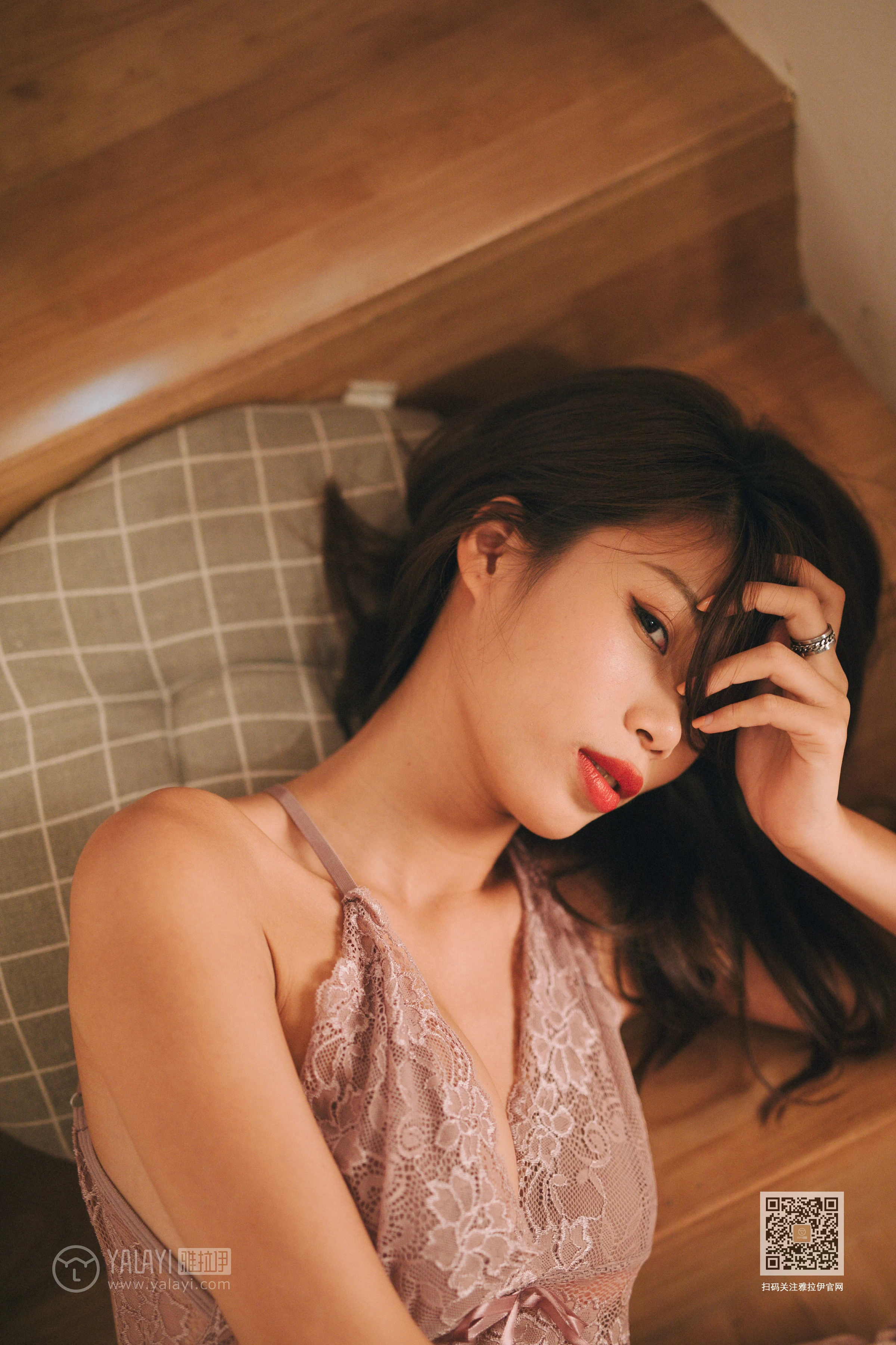 [YALAYI雅拉伊]Vol.509 楼梯间的偶遇 静初 粉色吊带蕾丝睡衣裙性感私房写真集第5张