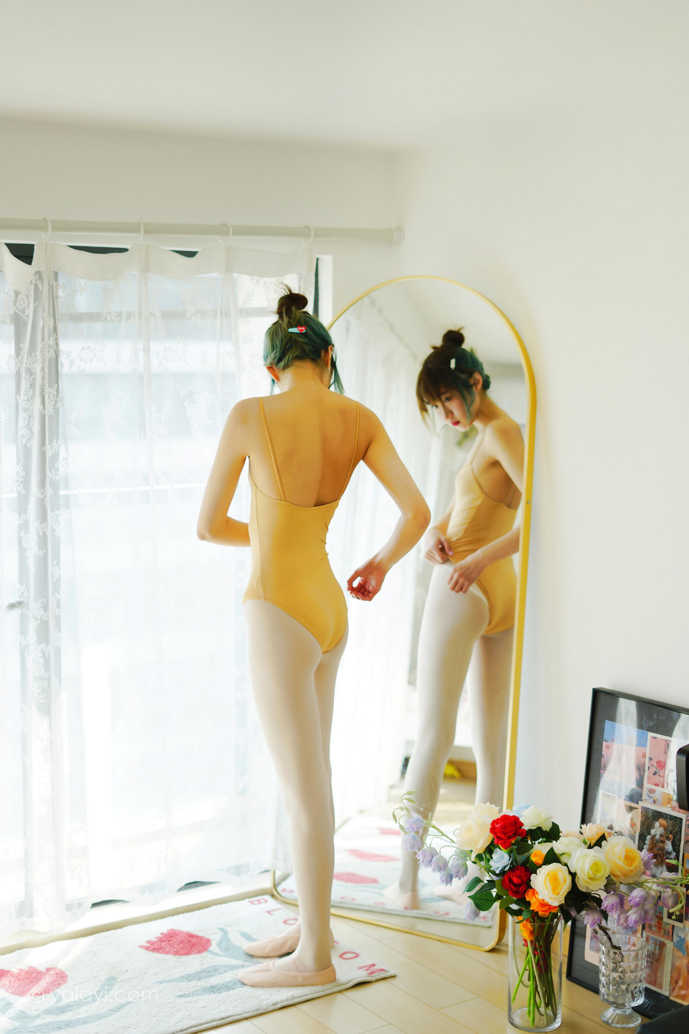 [YALAYI雅拉伊]2022.03.08 舞蹈女生 兰子 黄色紧身吊带连衣裙加白色丝袜美腿性感私房写真集第1张