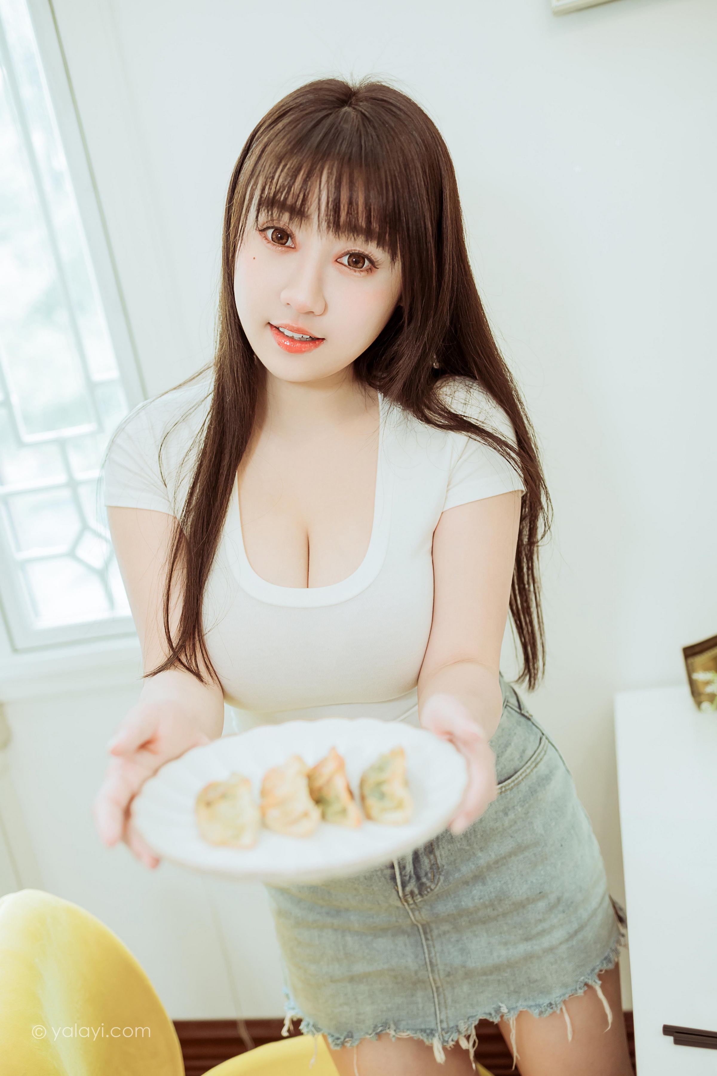 [YALAYI雅拉伊]2022.03.09 你真可爱 虞艺 白色紧身短袖加牛仔短裙性感私房写真集第6张