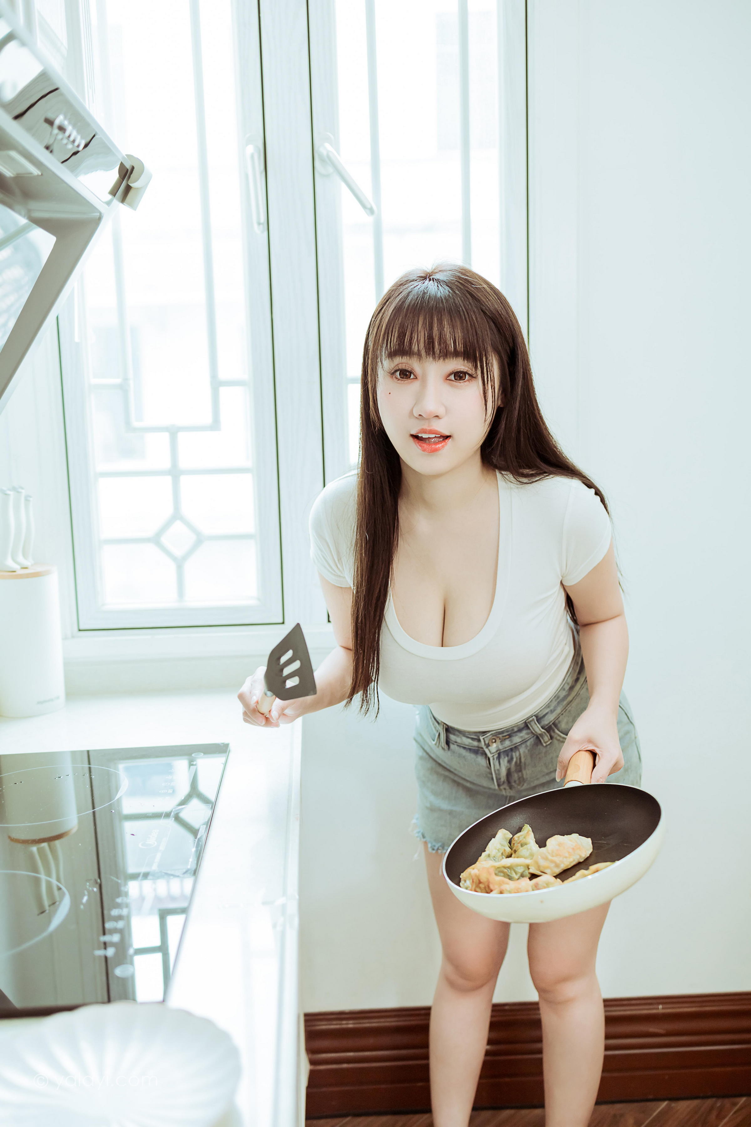 [YALAYI雅拉伊]2022.03.09 你真可爱 虞艺 白色紧身短袖加牛仔短裙性感私房写真集第2张