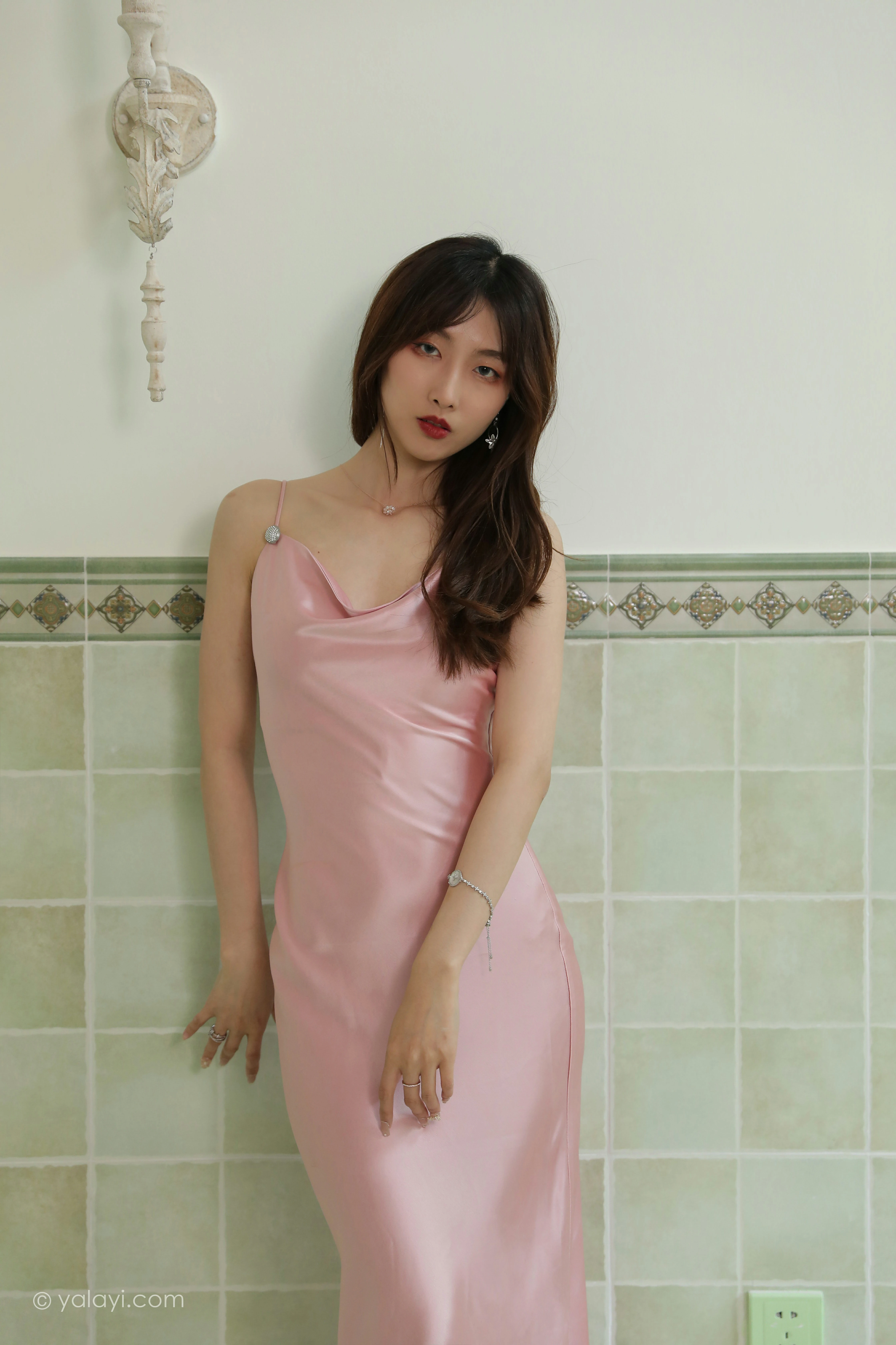 [YALAYI雅拉伊]NO.801 平心静气 佳佳 粉色吊带连衣裙居家私房写真集第4张