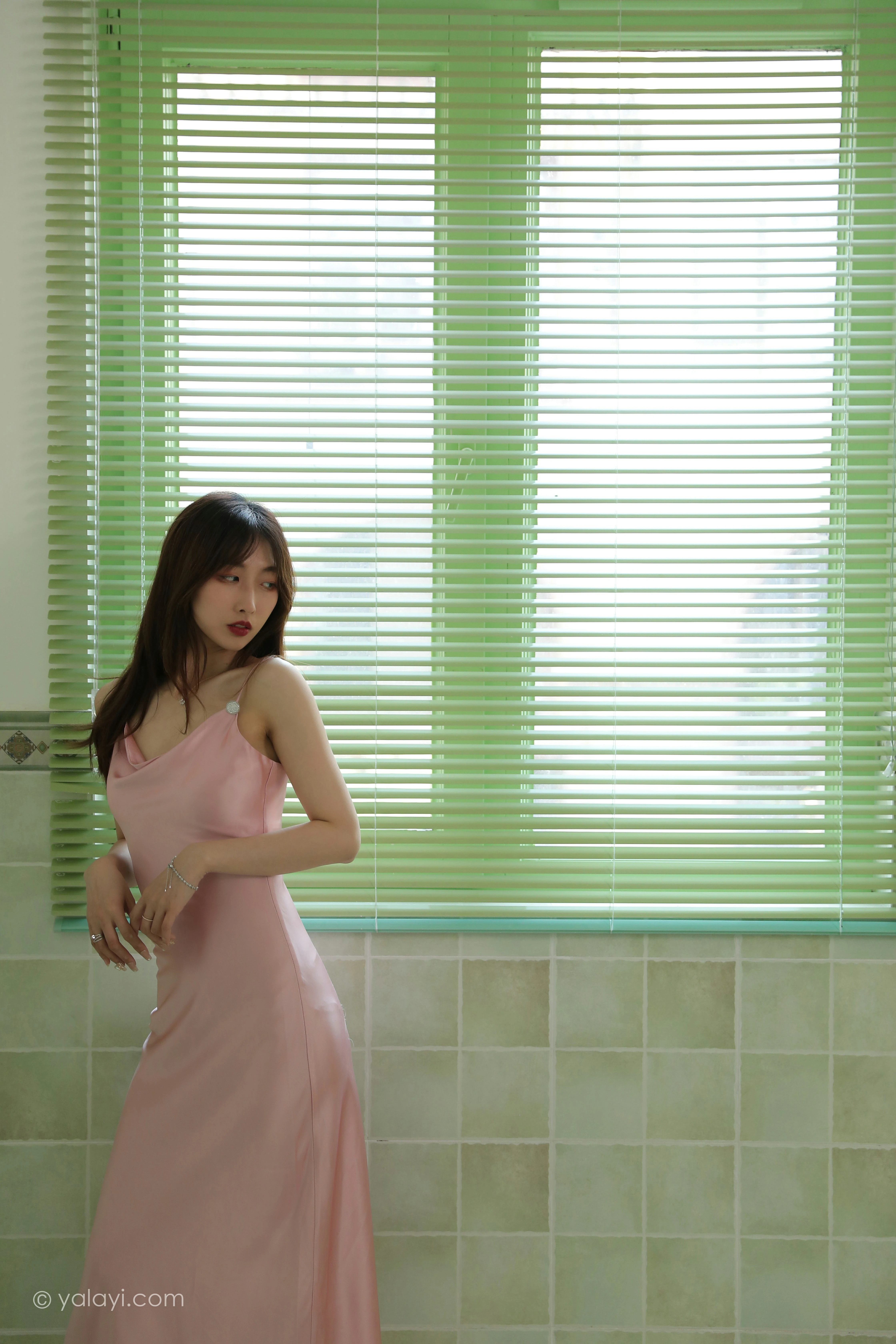 [YALAYI雅拉伊]NO.801 平心静气 佳佳 粉色吊带连衣裙居家私房写真集第10张