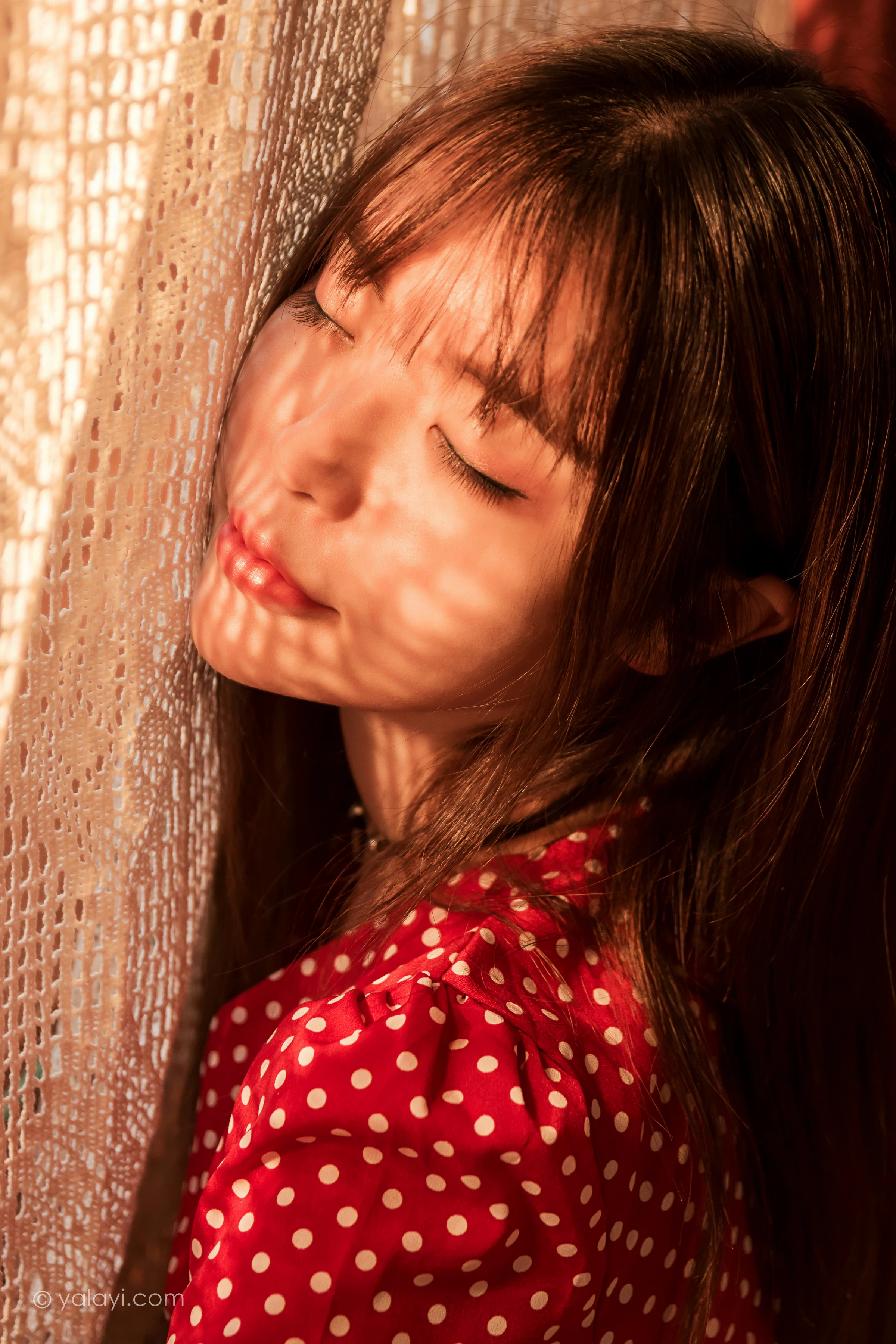 [YALAYI雅拉伊]NO.669 《第一次》 小杨 居家红色连衣裙写真第10张