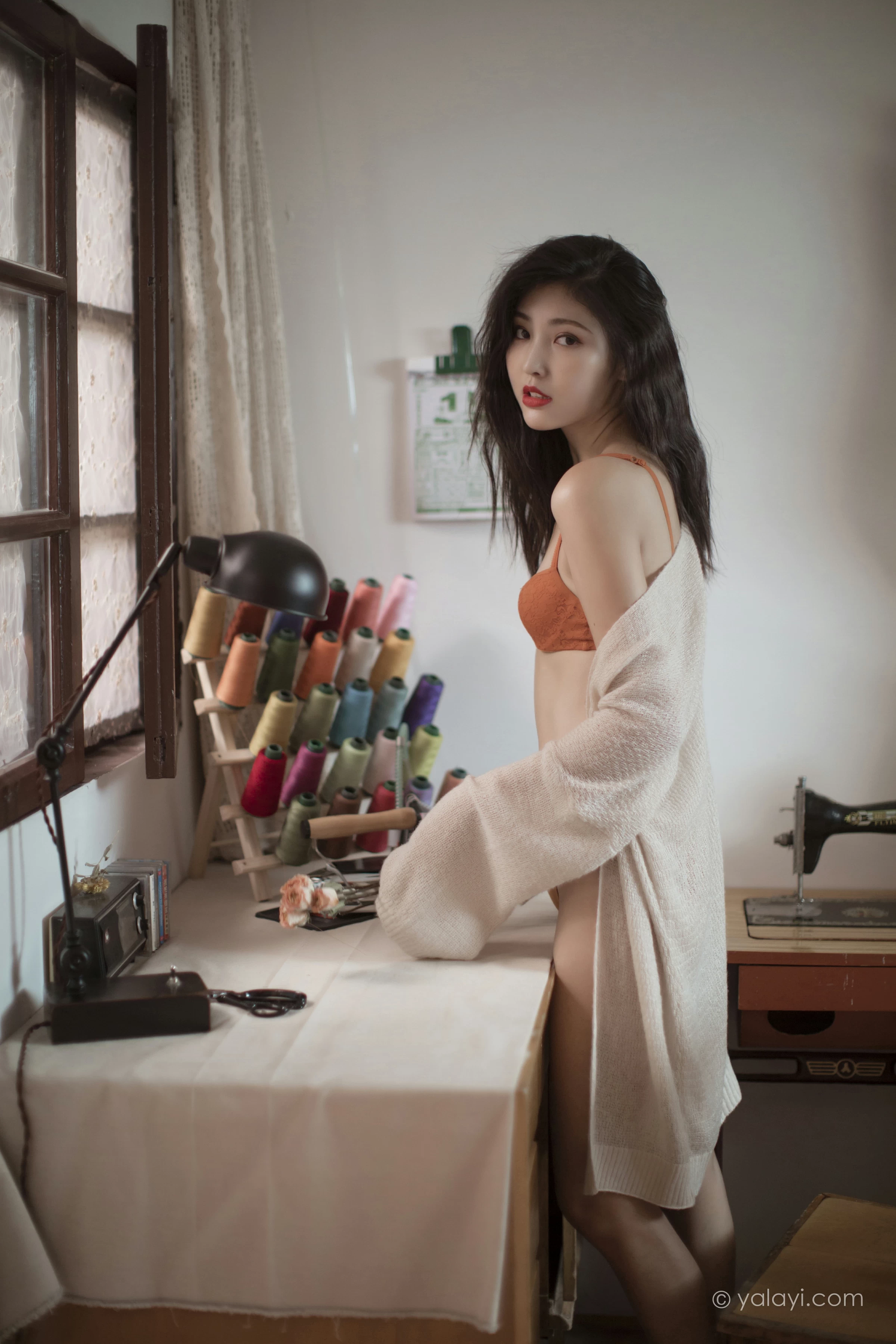 [YALAYI雅拉伊]NO.670 《心动》 苍儿 白色睡袍加橙色内衣性感私房写真集第1张
