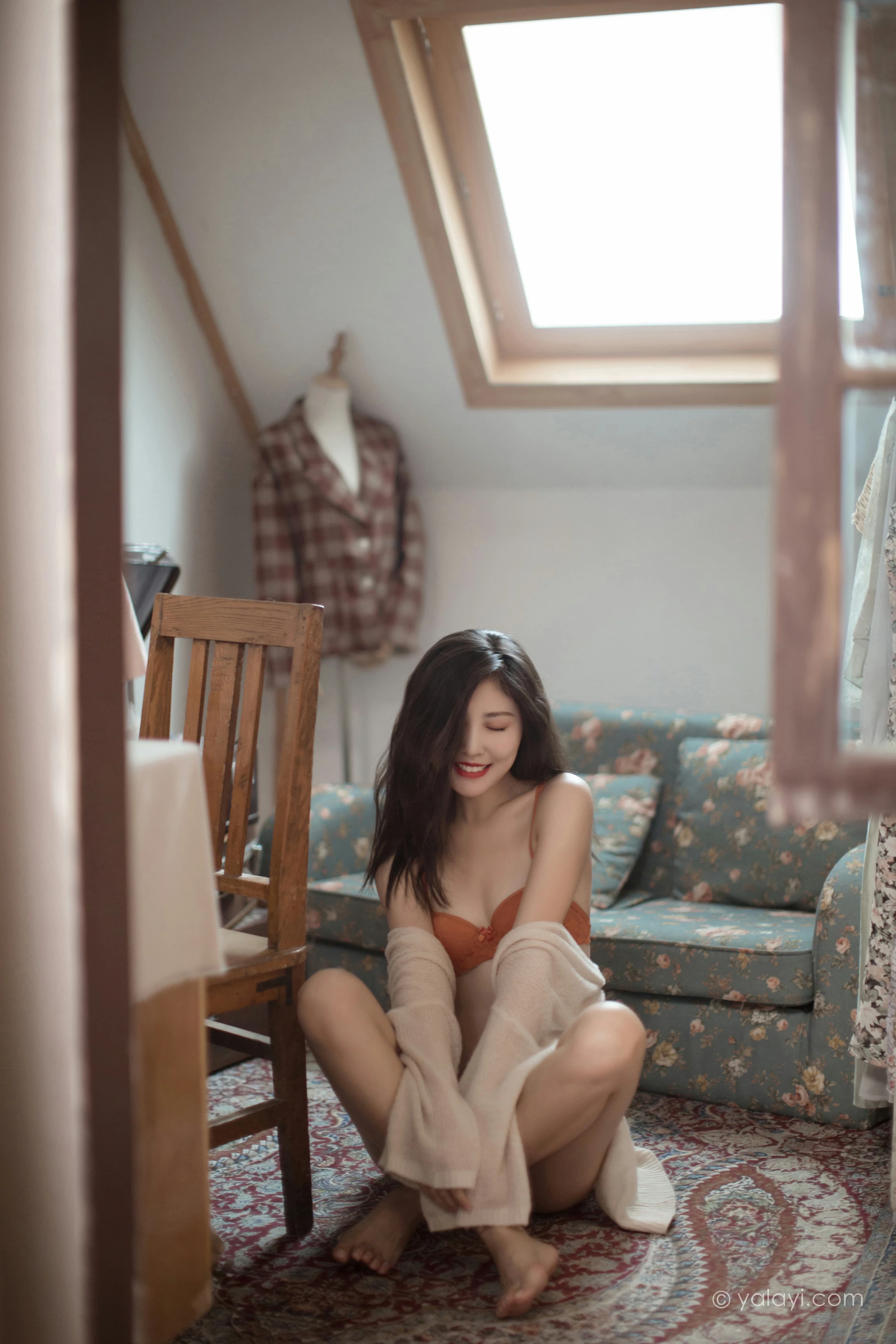 [YALAYI雅拉伊]NO.670 《心动》 苍儿 白色睡袍加橙色内衣性感私房写真集第5张