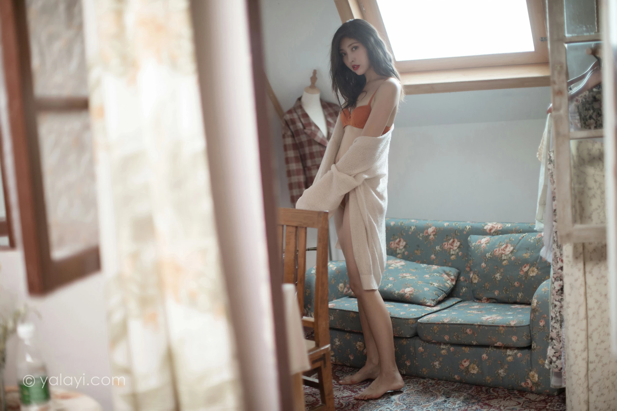 [YALAYI雅拉伊]NO.670 《心动》 苍儿 白色睡袍加橙色内衣性感私房写真集第9张