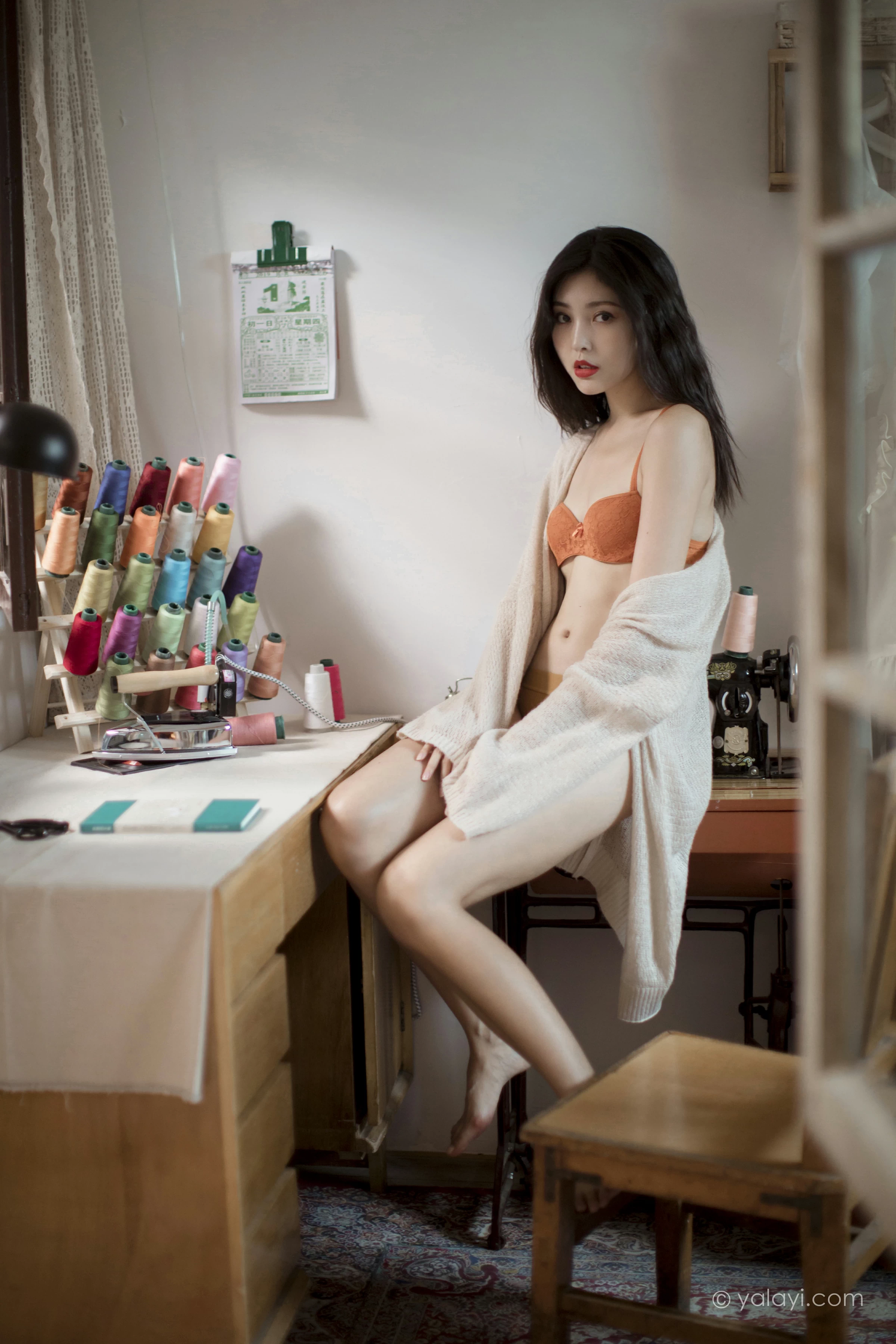 [YALAYI雅拉伊]NO.670 《心动》 苍儿 白色睡袍加橙色内衣性感私房写真集第16张