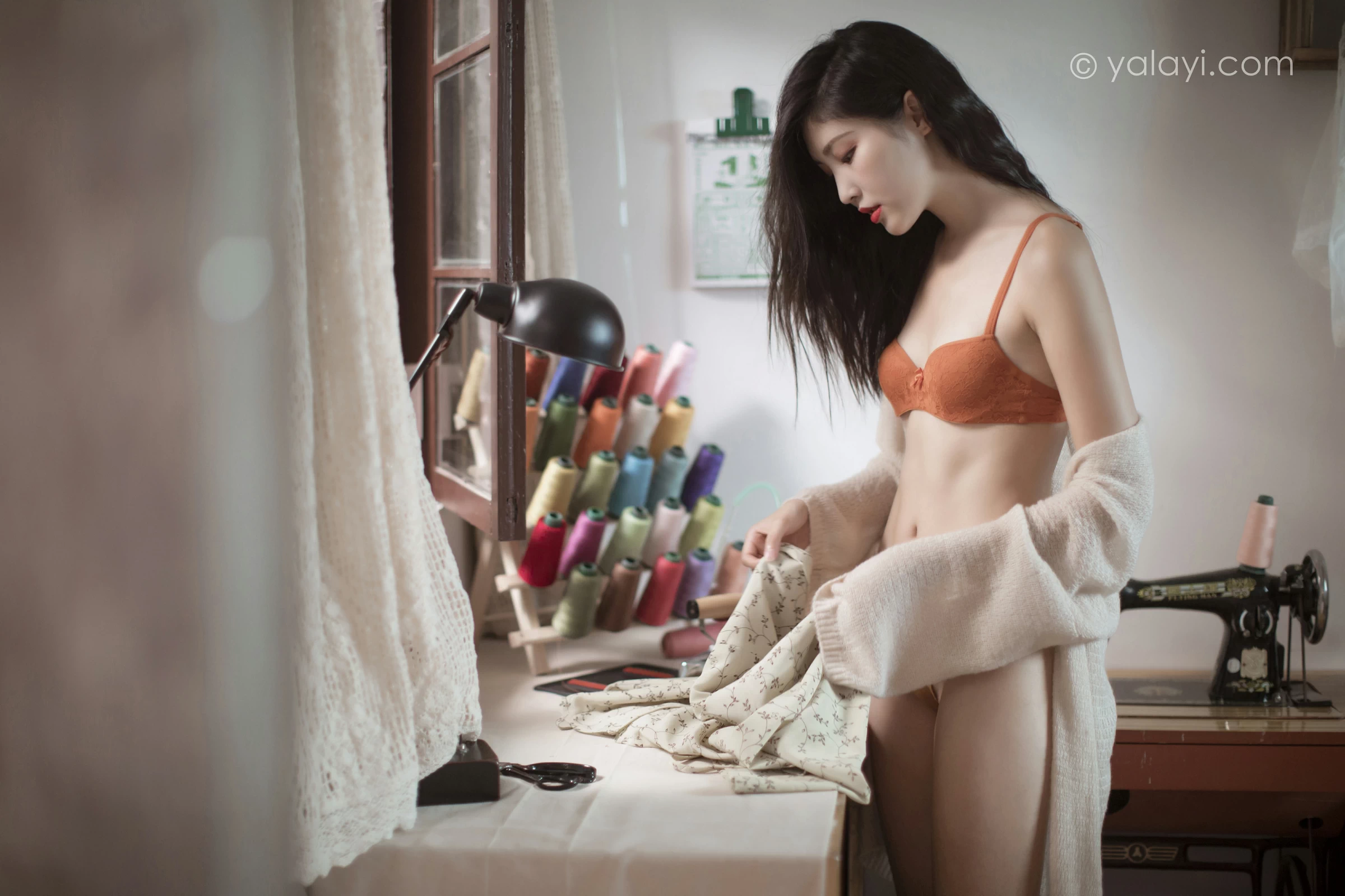 [YALAYI雅拉伊]NO.670 《心动》 苍儿 白色睡袍加橙色内衣性感私房写真集第18张