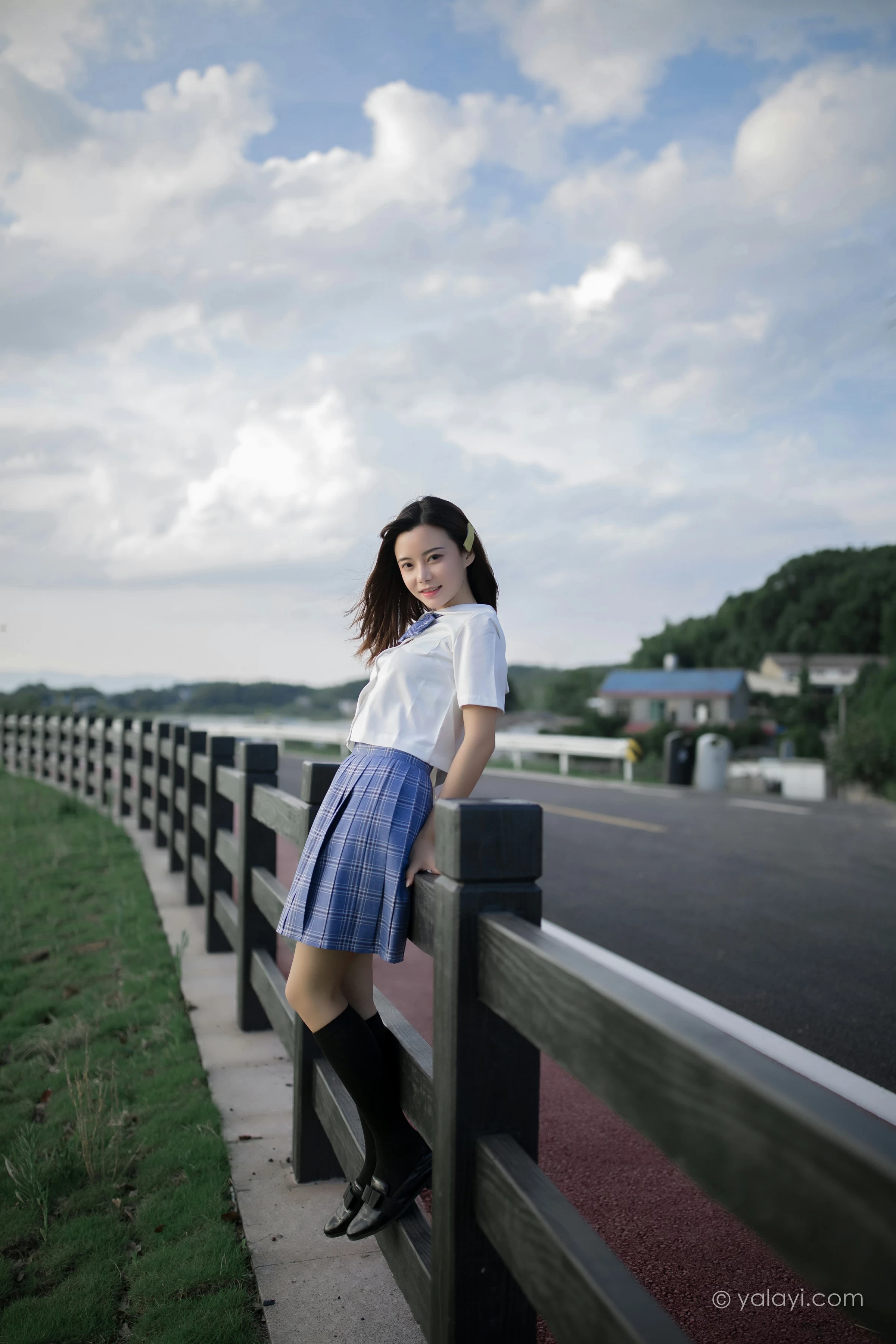 [YALAYI雅拉伊]NO.677 《青春在河畔奔走》 枝娅 白色JK制服与短裙加黑丝美腿写真第2张