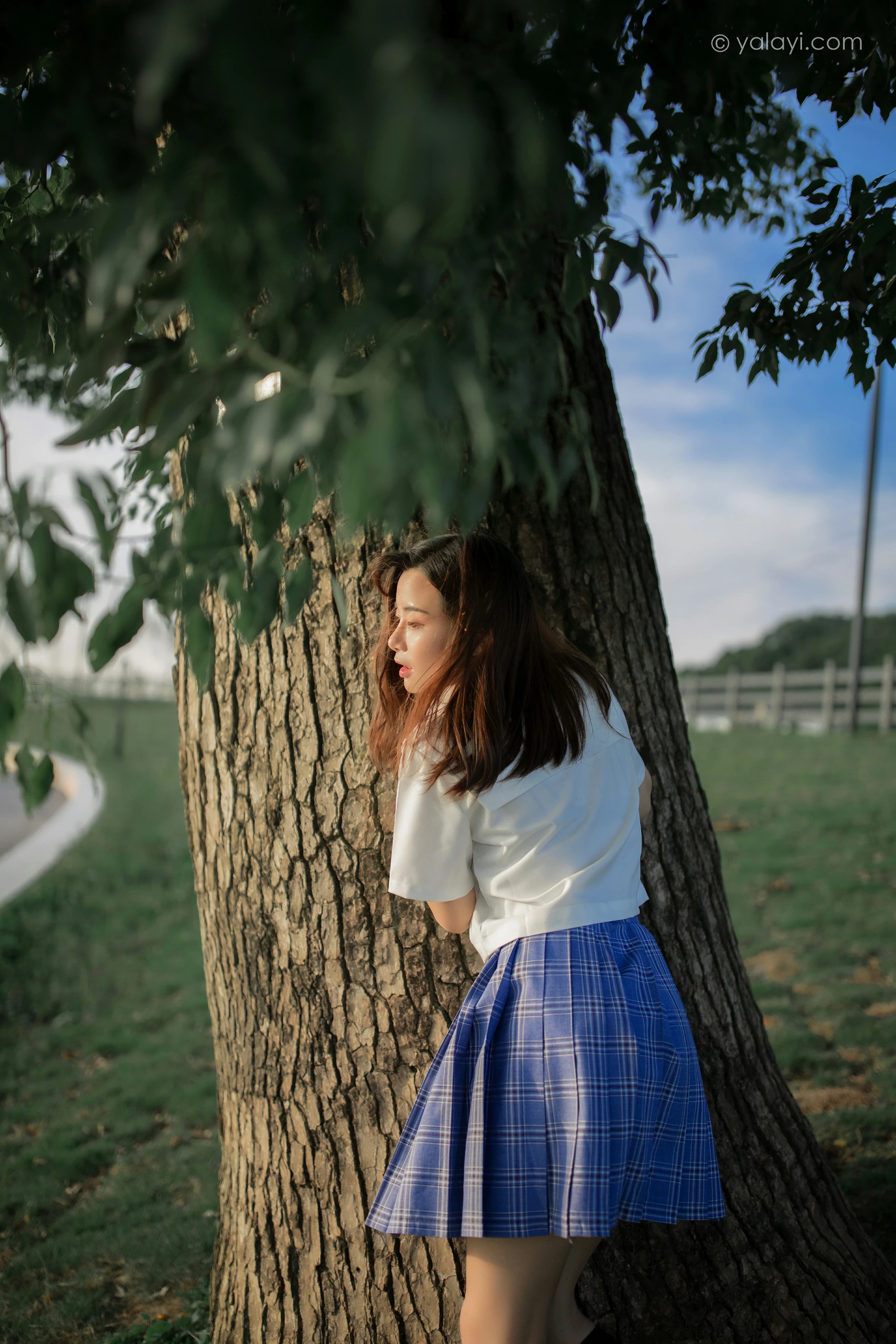 [YALAYI雅拉伊]NO.677 《青春在河畔奔走》 枝娅 白色JK制服与短裙加黑丝美腿写真第7张