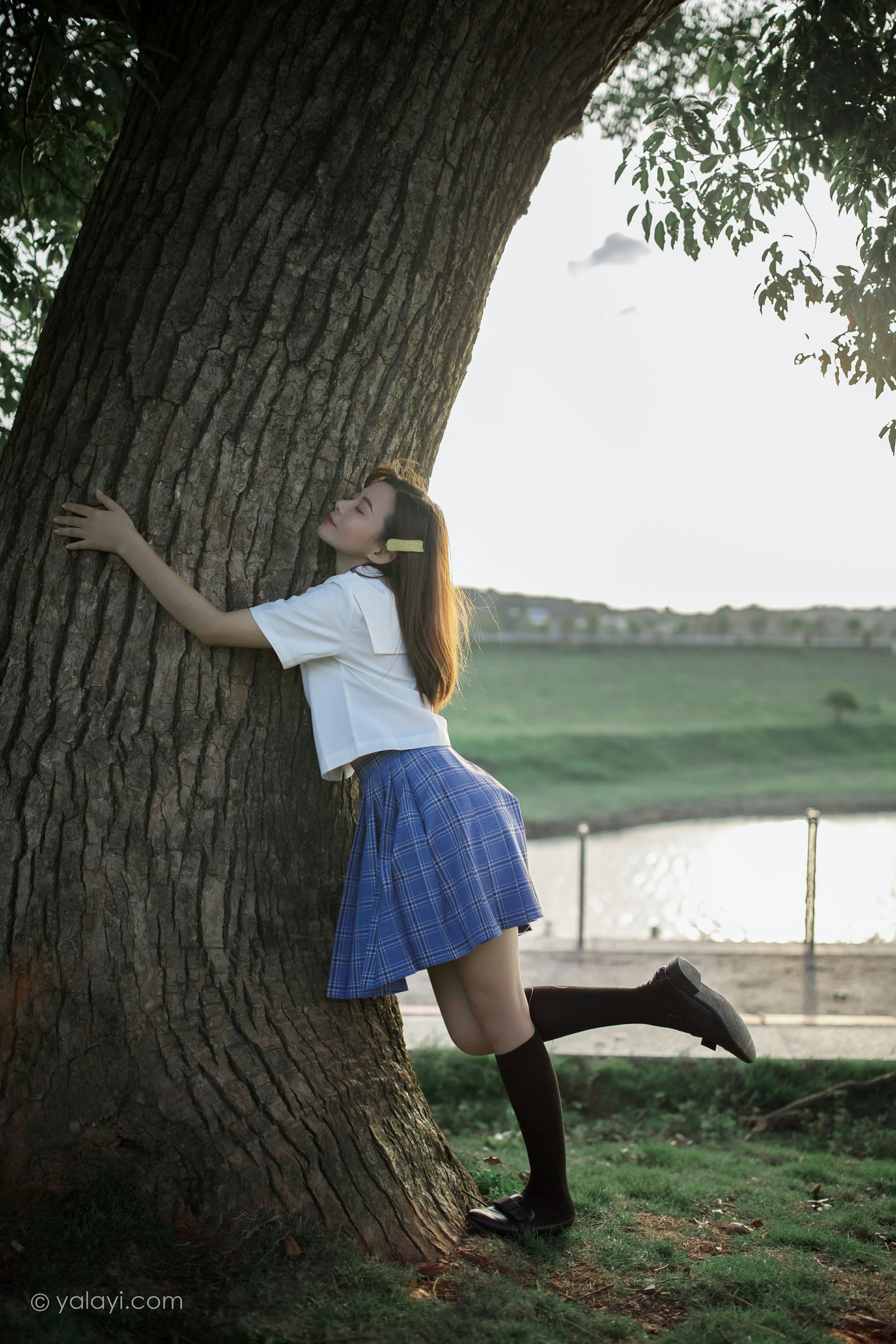 [YALAYI雅拉伊]NO.677 《青春在河畔奔走》 枝娅 白色JK制服与短裙加黑丝美腿写真第7张