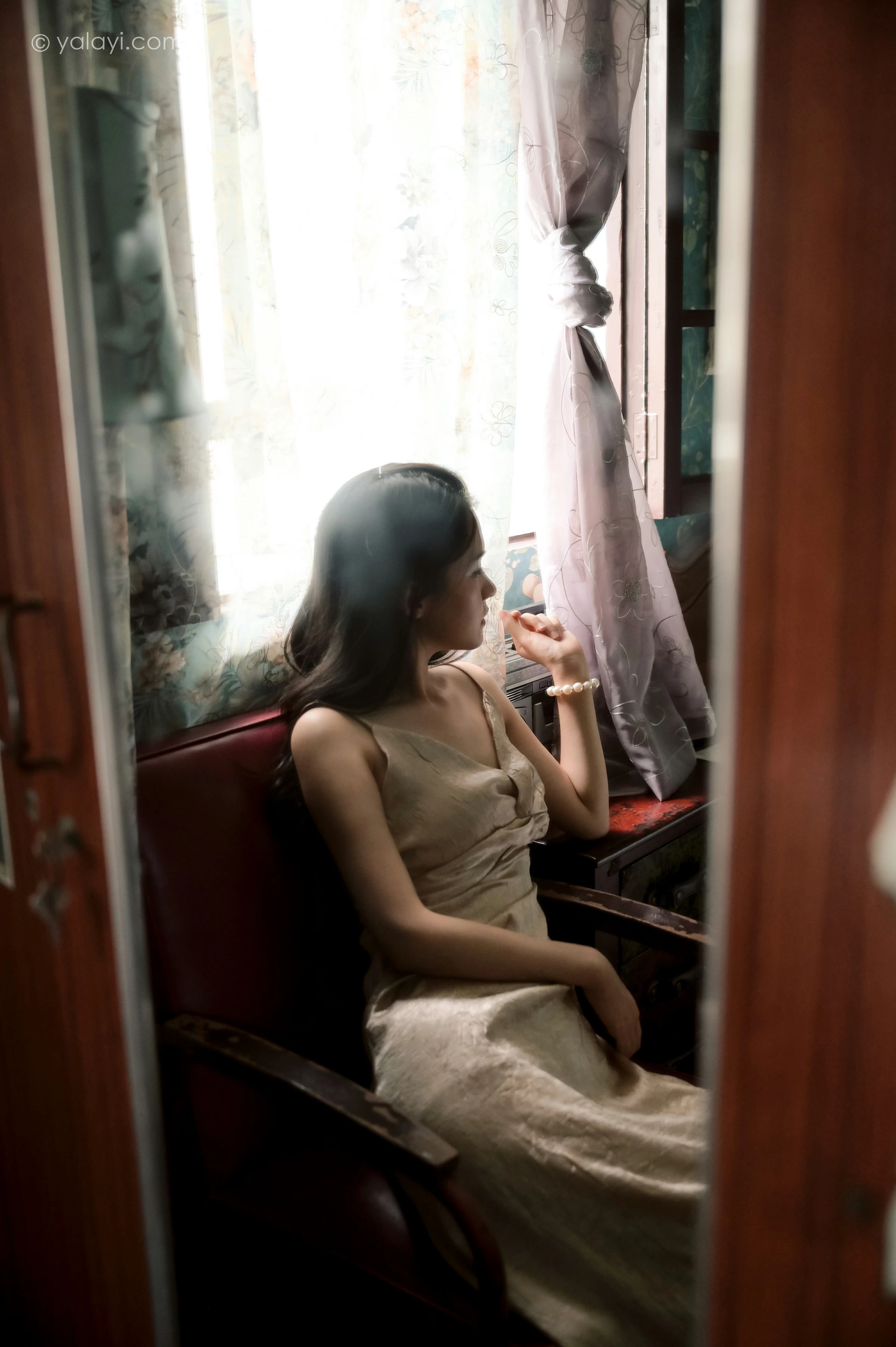 [YALAYI雅拉伊]NO.678 《绿窗》 方岚 黄色吊带连衣裙居家私房写真集第3张