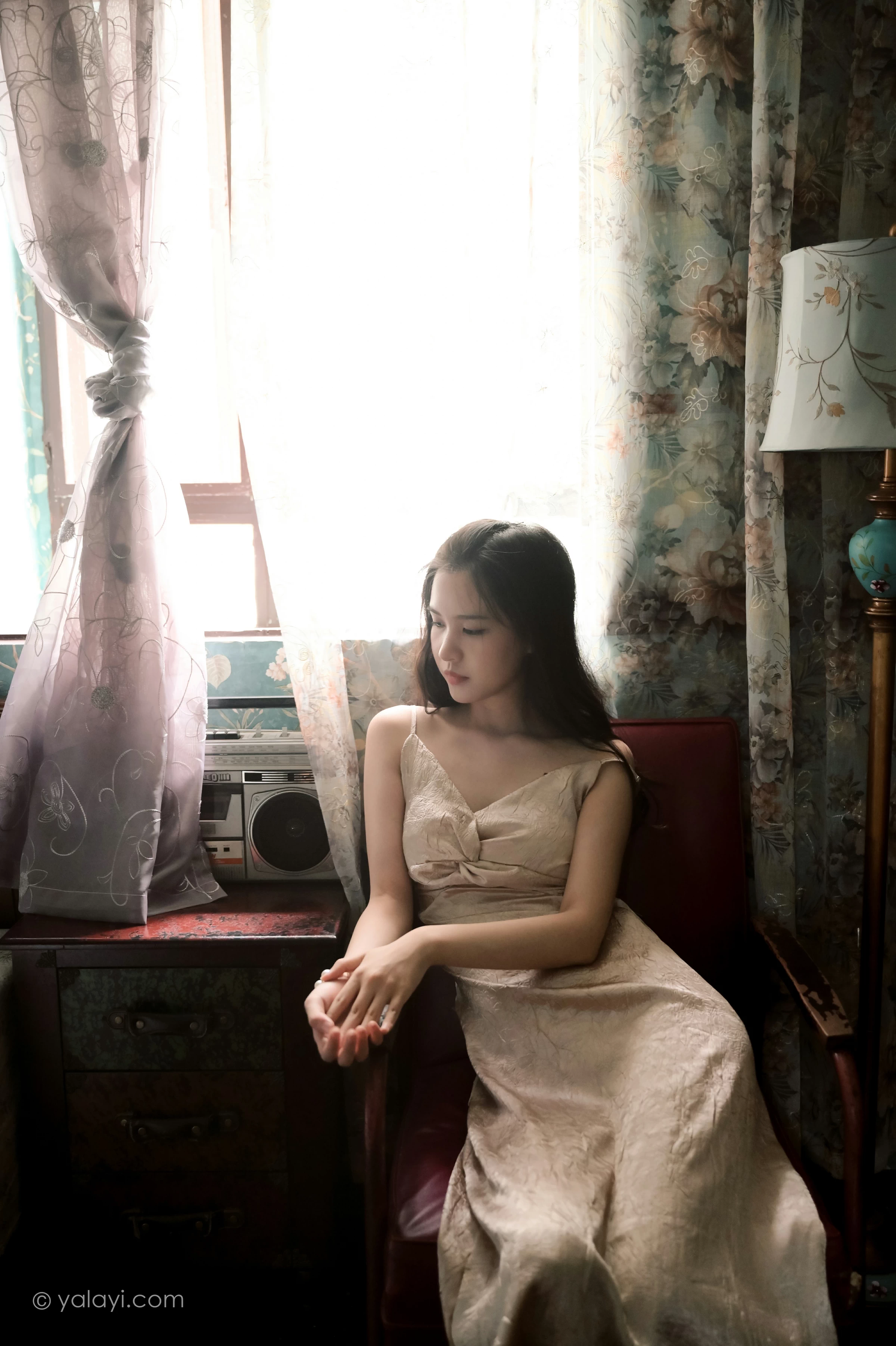 [YALAYI雅拉伊]NO.678 《绿窗》 方岚 黄色吊带连衣裙居家私房写真集第2张