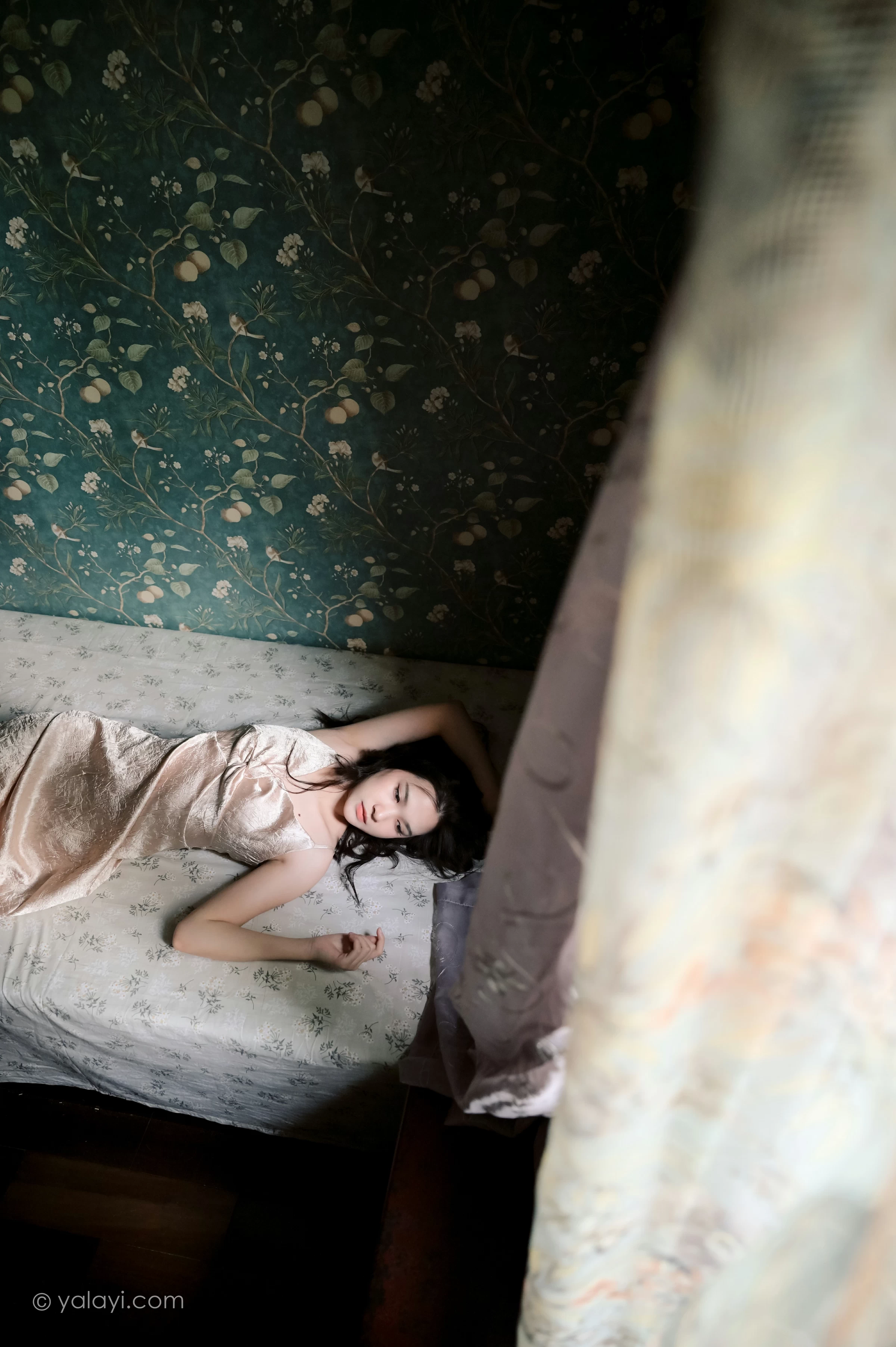 [YALAYI雅拉伊]NO.678 《绿窗》 方岚 黄色吊带连衣裙居家私房写真集第12张