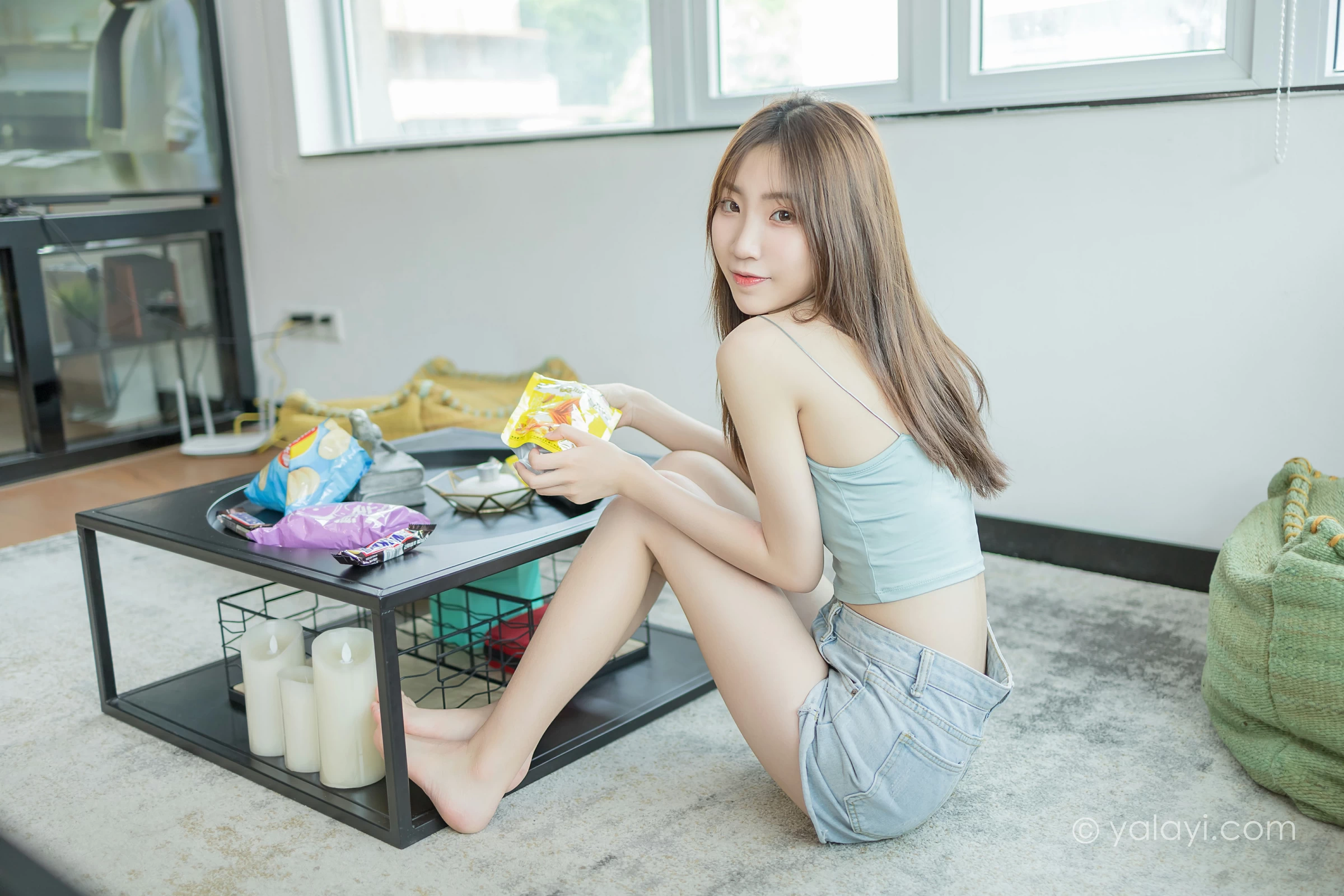 [YALAYI雅拉伊]NO.680 《现任女友》 小乔 绿色性感小背心加牛仔短裤街拍写真第7张