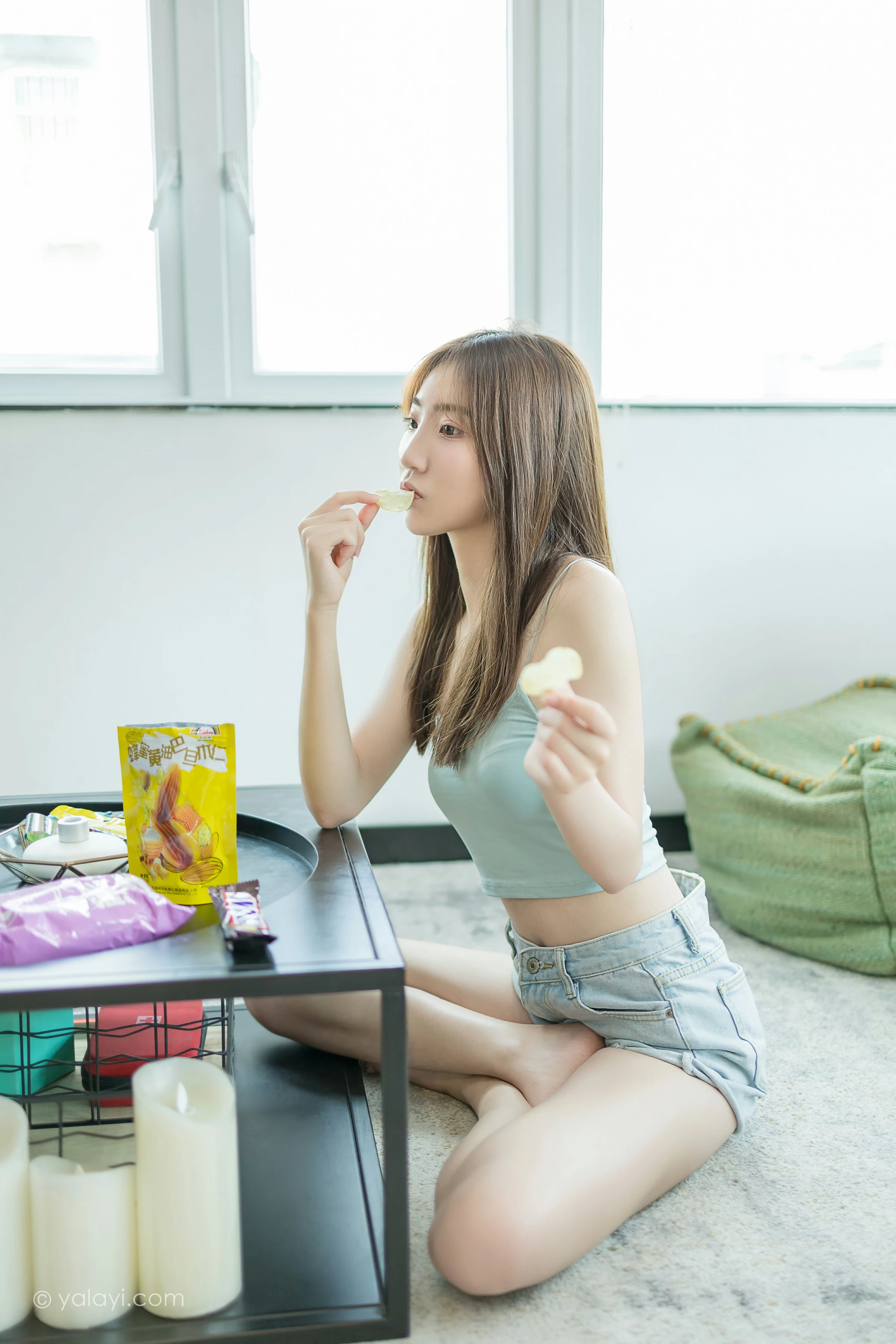 [YALAYI雅拉伊]NO.680 《现任女友》 小乔 绿色性感小背心加牛仔短裤街拍写真第6张