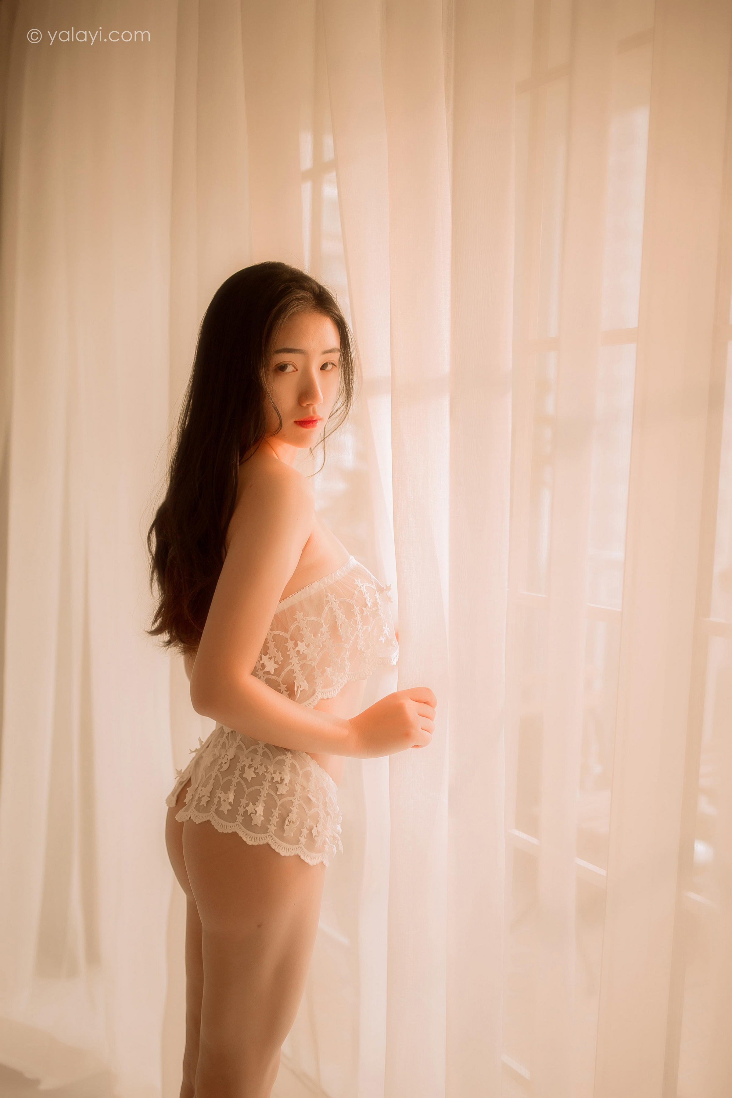 [YALAYI雅拉伊]2022.03.11 闺秀 水月沙子 白色镂空睡衣裙加透视情趣内衣性感写真集第12张