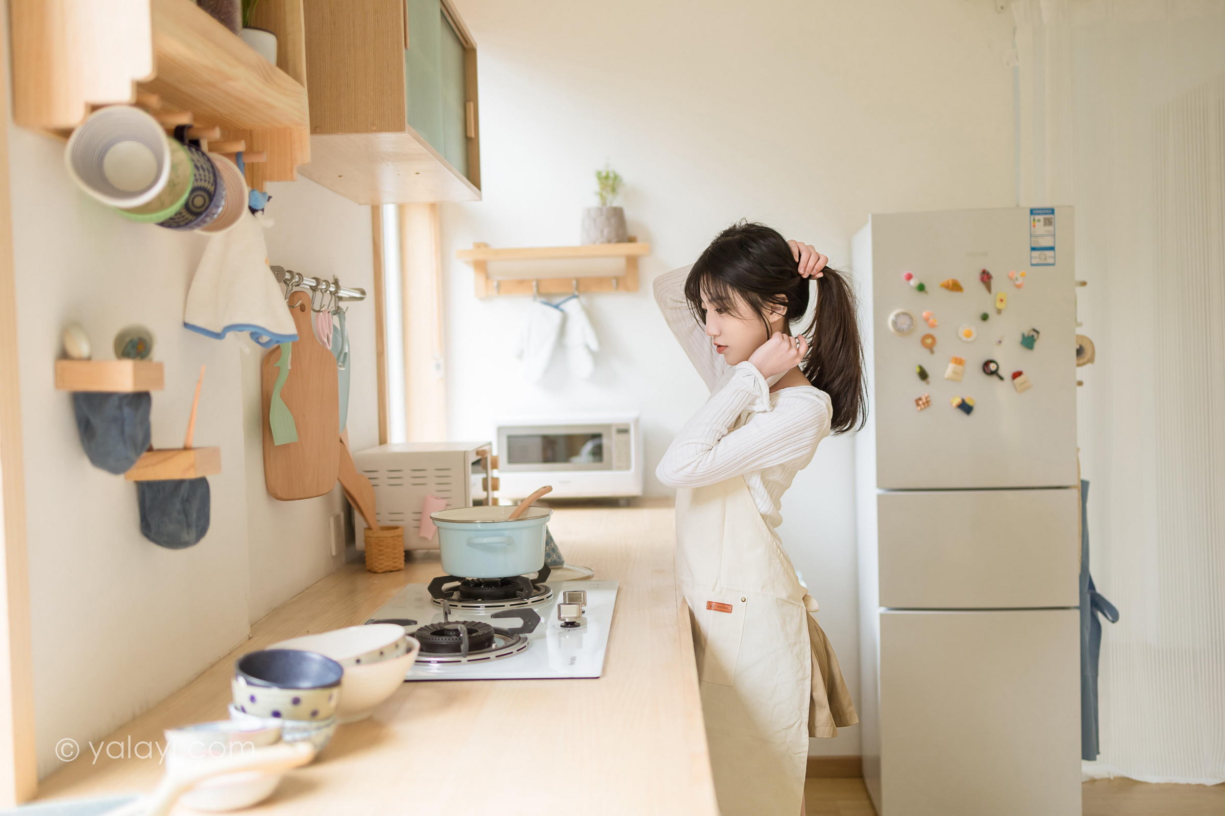 [YALAYI雅拉伊]2022.03.14 我的爱人 小乔 白色休闲外套加吊带围裙居家清纯写真集第11张