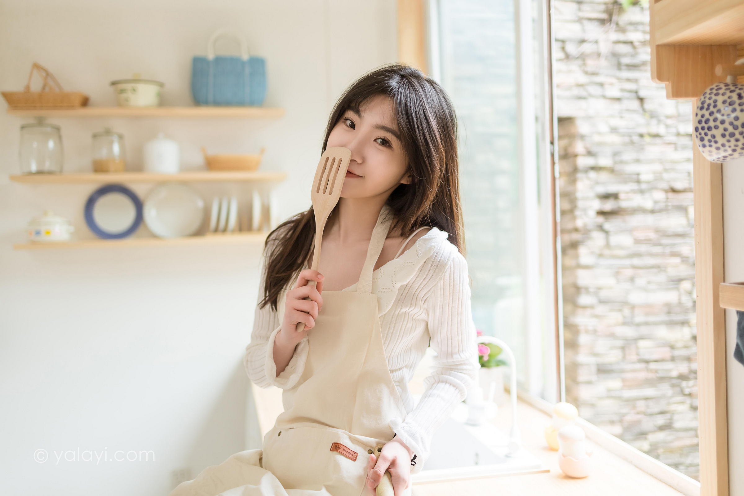 [YALAYI雅拉伊]2022.03.14 我的爱人 小乔 白色休闲外套加吊带围裙居家清纯写真集第7张