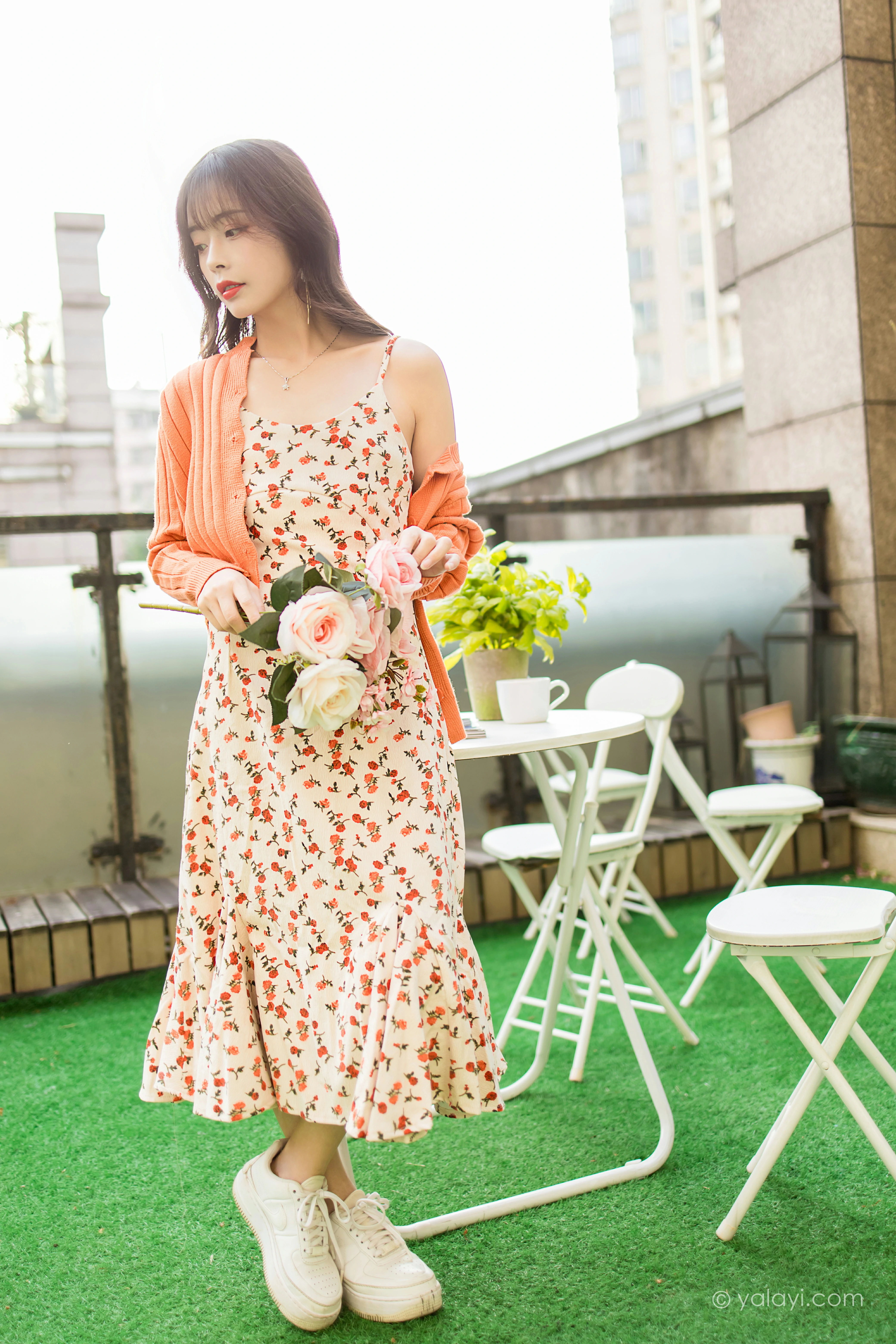 [YALAYI雅拉伊]NO.793 悠闲时光 程小蝶 橙色外套与粉色吊带连衣裙清纯写真集第14张