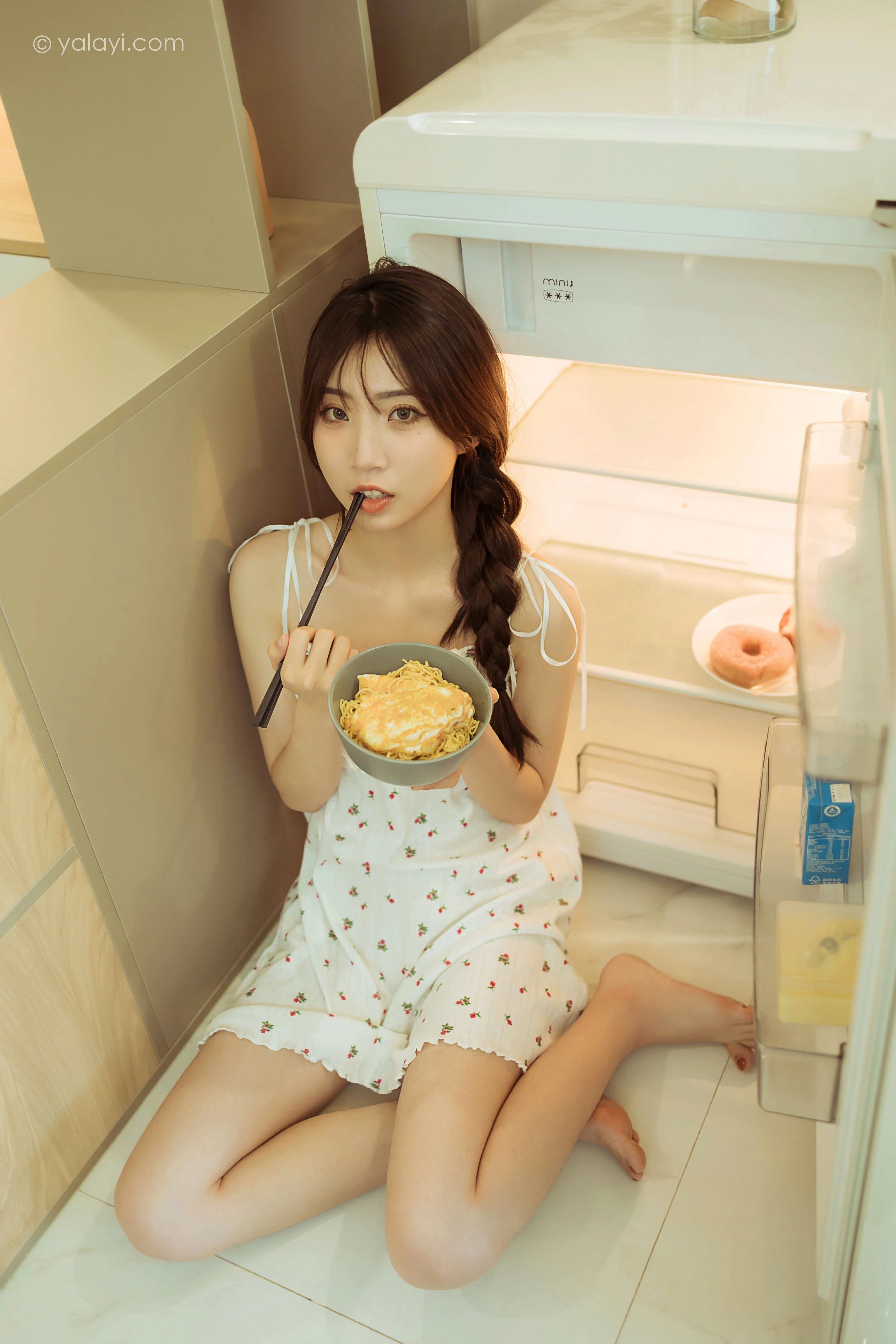 [YALAYI雅拉伊]NO.805 餐蛋面 小乔 白色吊带连衣裙居家清纯写真集第5张