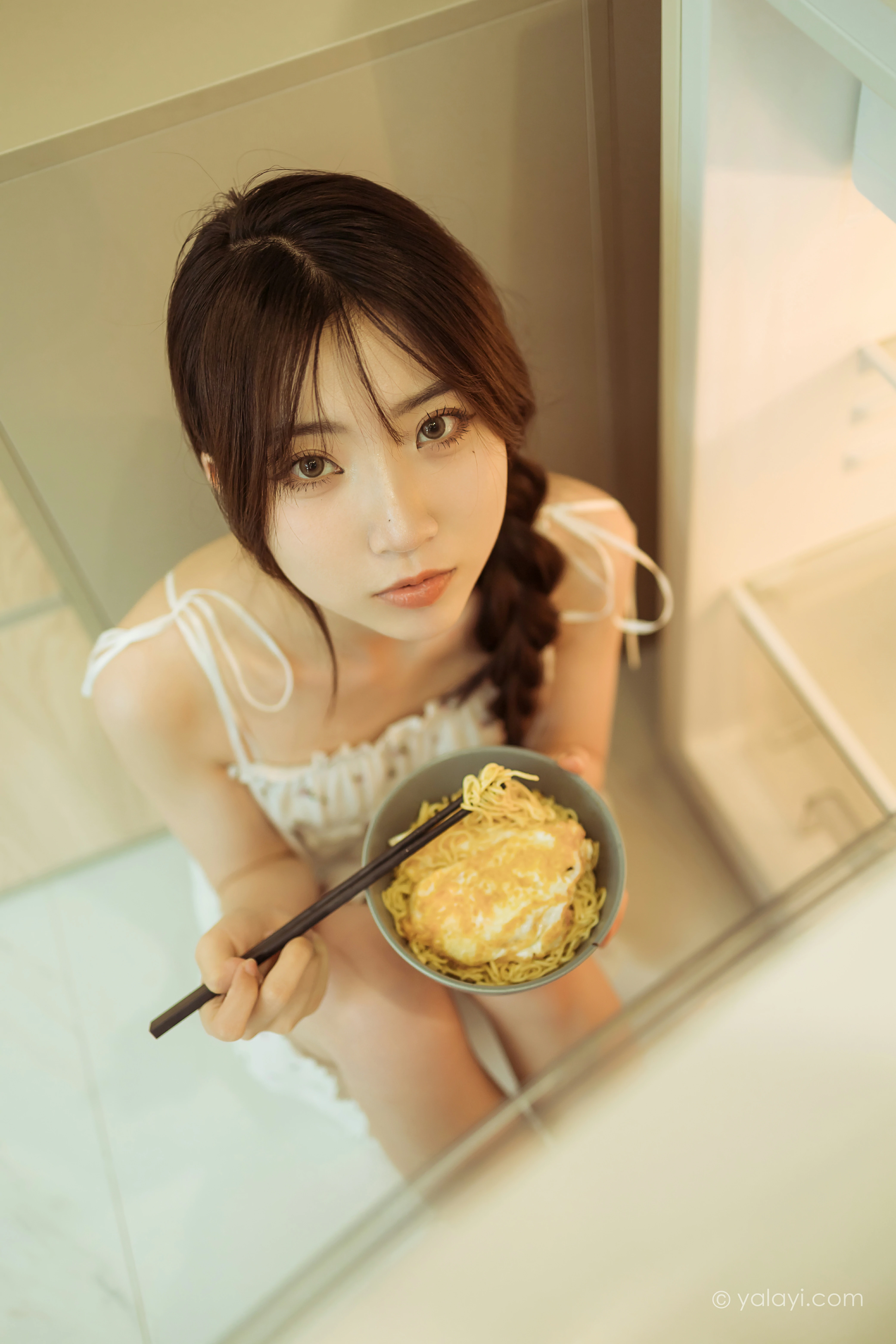 [YALAYI雅拉伊]NO.805 餐蛋面 小乔 白色吊带连衣裙居家清纯写真集第7张