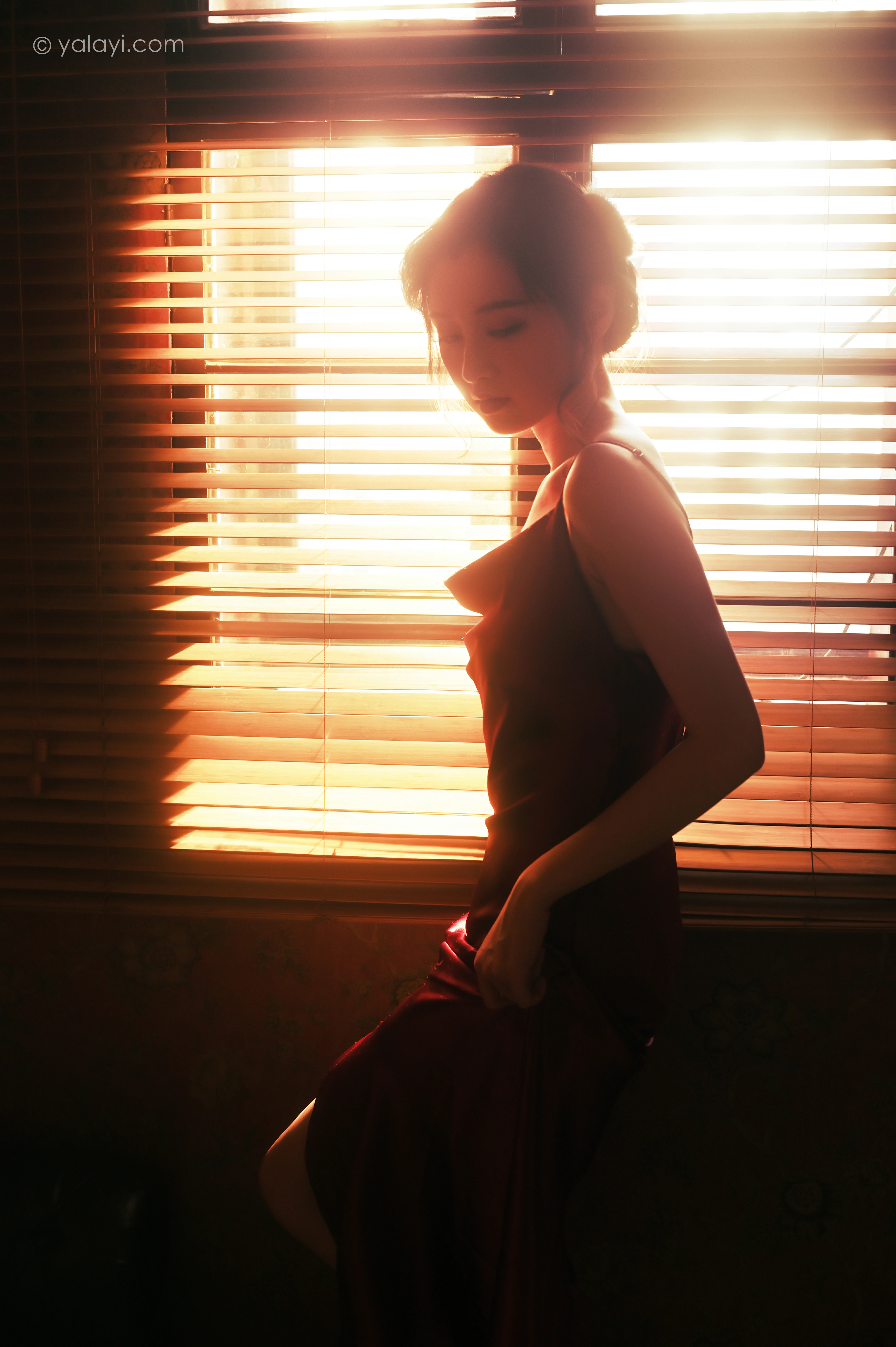 [YALAYI雅拉伊]NO.794 在窗边 京京 红色吊带裸背连衣裙居家性感写真集第11张