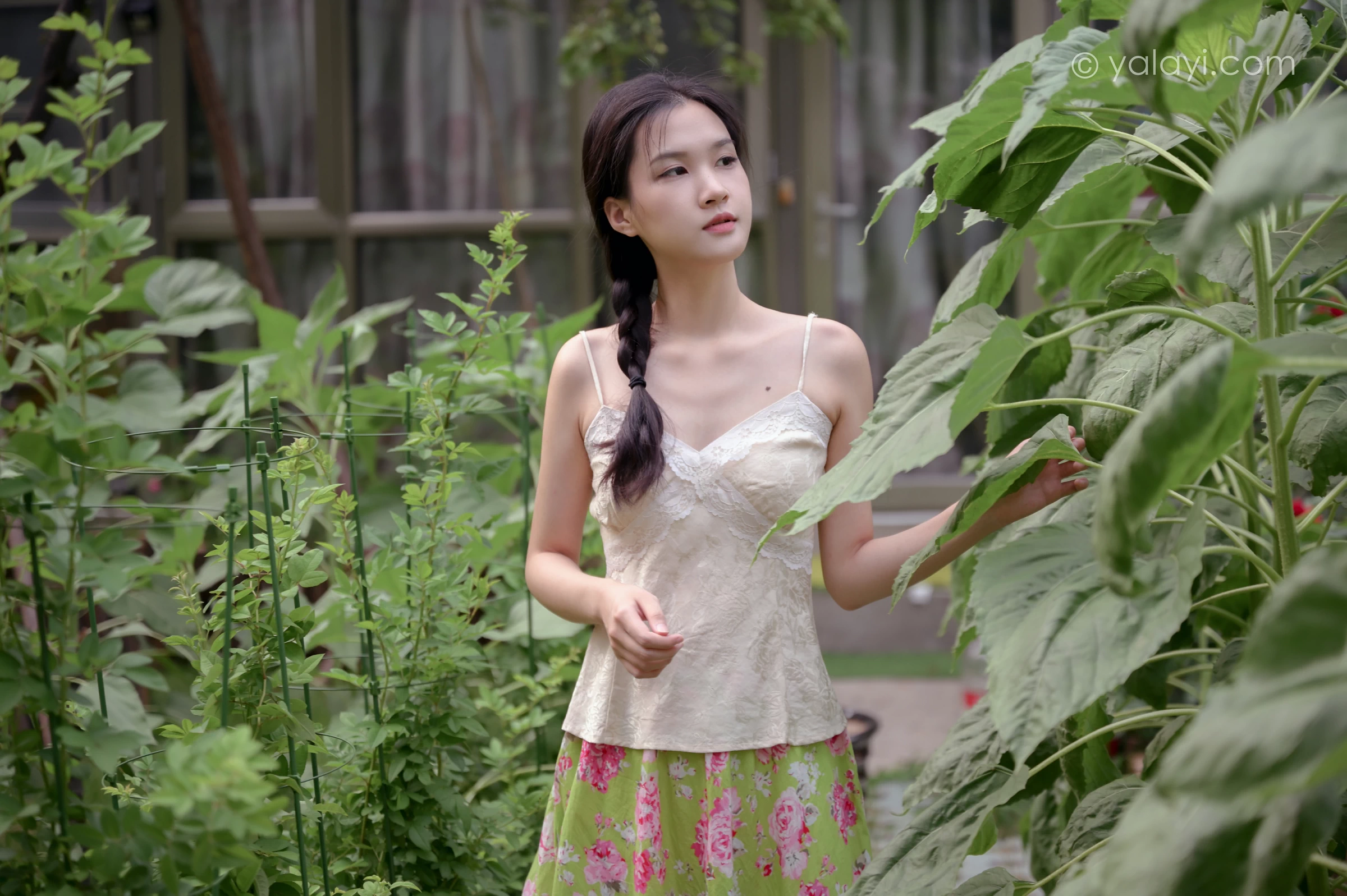 [YALAYI雅拉伊]NO.682 《孤芳不自赏》 方岚 白色蕾丝小背心加碎花短裙私房写真集第1张