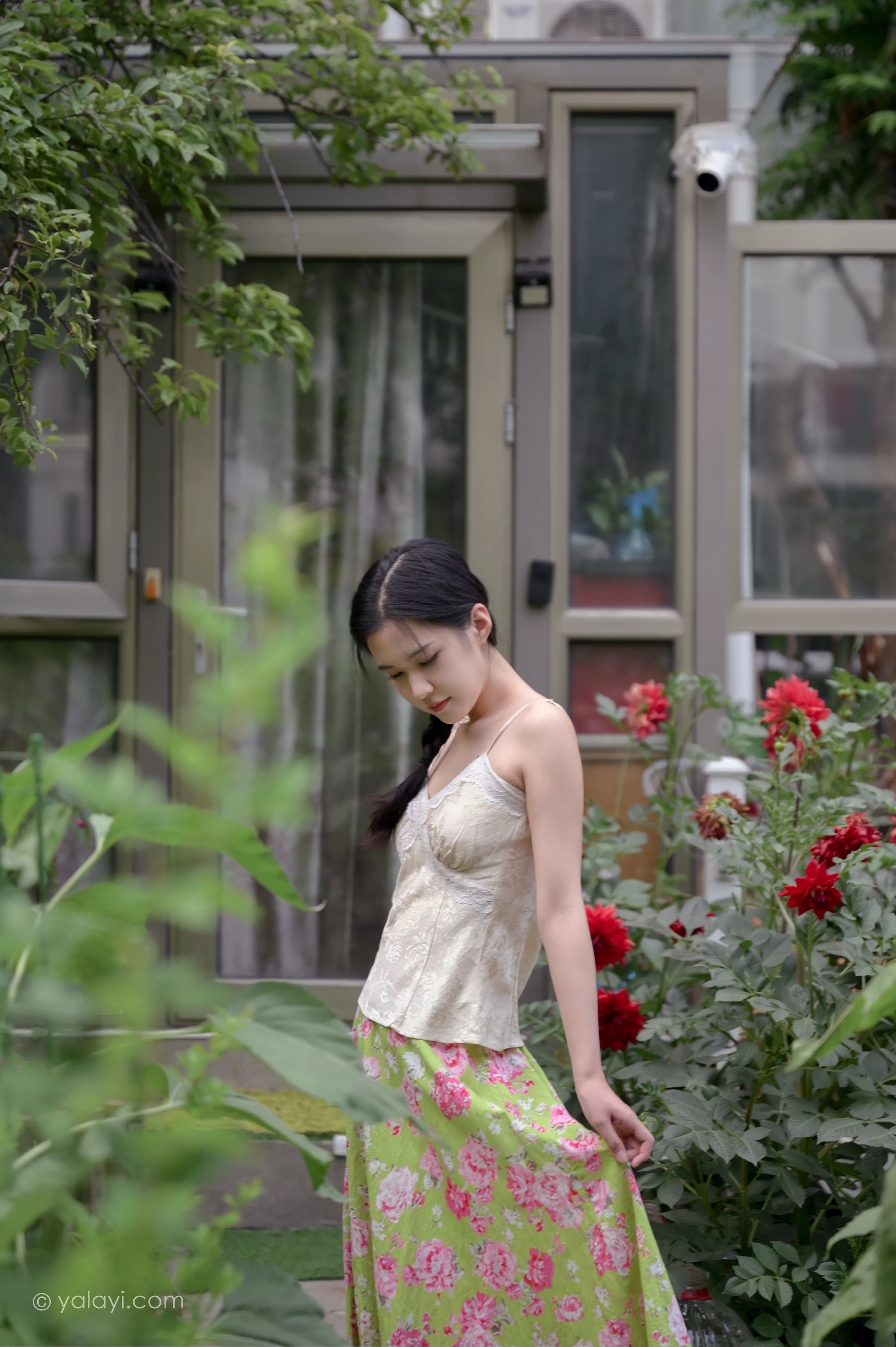 [YALAYI雅拉伊]NO.682 《孤芳不自赏》 方岚 白色蕾丝小背心加碎花短裙私房写真集第4张