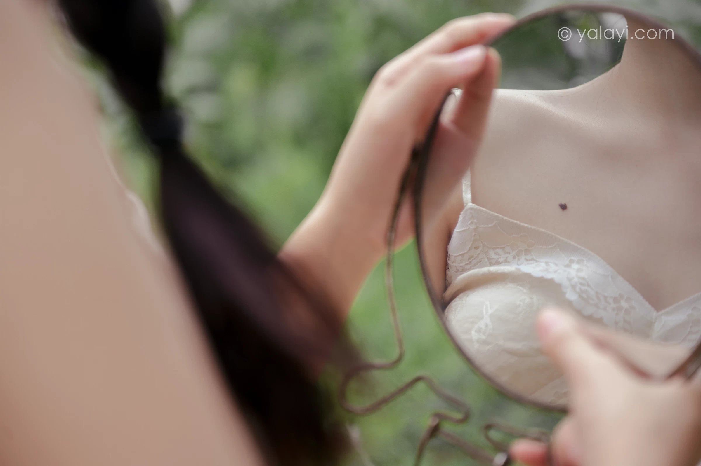 [YALAYI雅拉伊]NO.682 《孤芳不自赏》 方岚 白色蕾丝小背心加碎花短裙私房写真集第8张