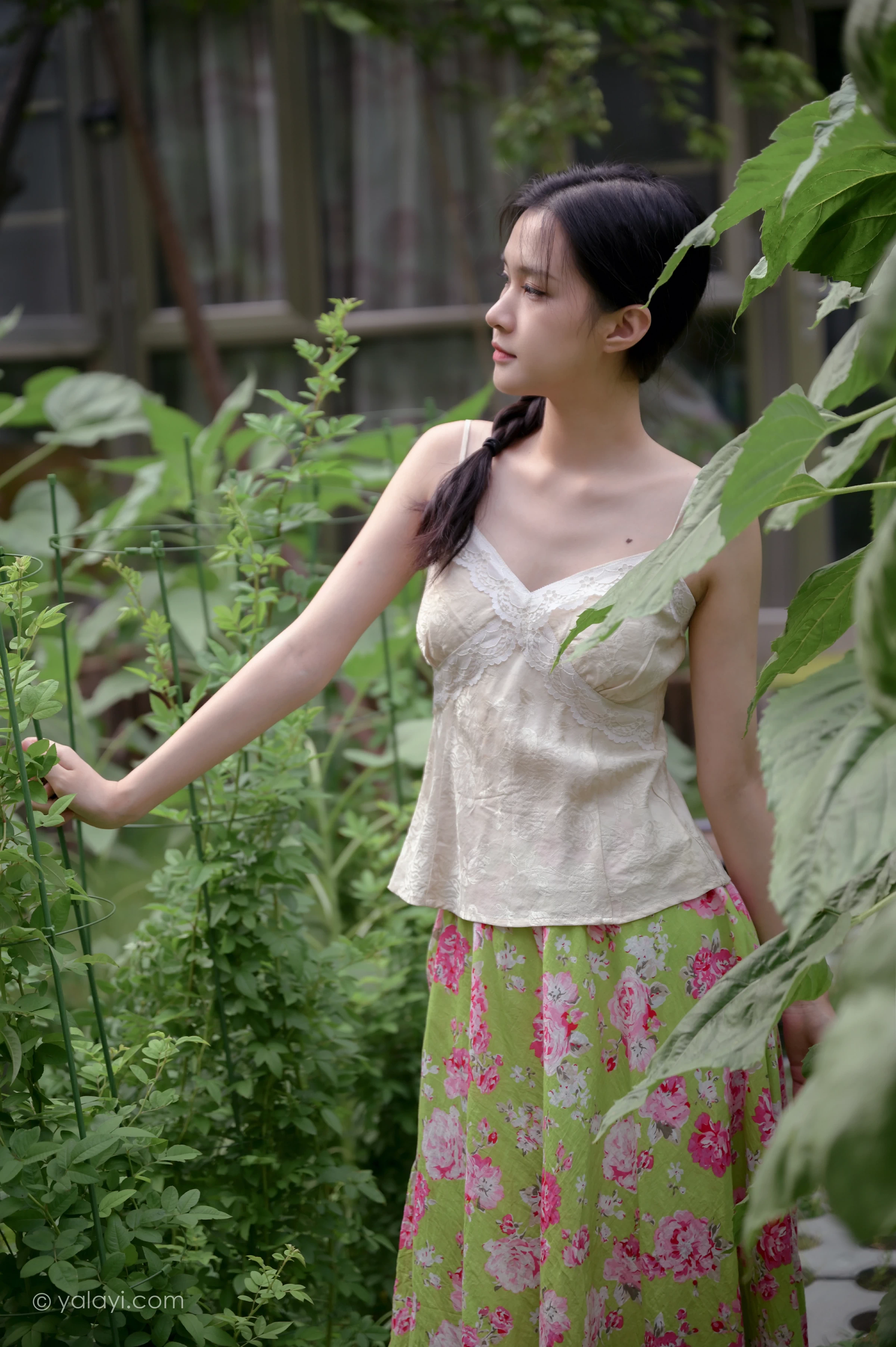 [YALAYI雅拉伊]NO.682 《孤芳不自赏》 方岚 白色蕾丝小背心加碎花短裙私房写真集第1张
