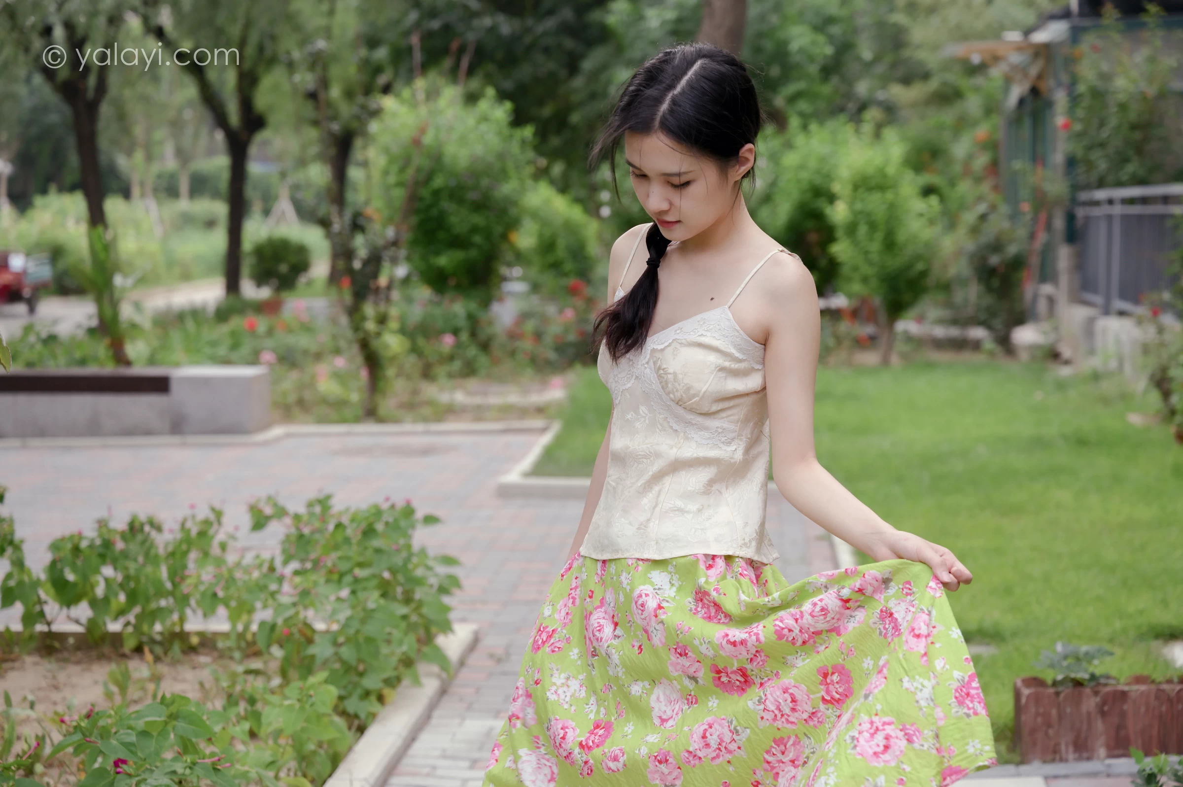 [YALAYI雅拉伊]NO.682 《孤芳不自赏》 方岚 白色蕾丝小背心加碎花短裙私房写真集第12张