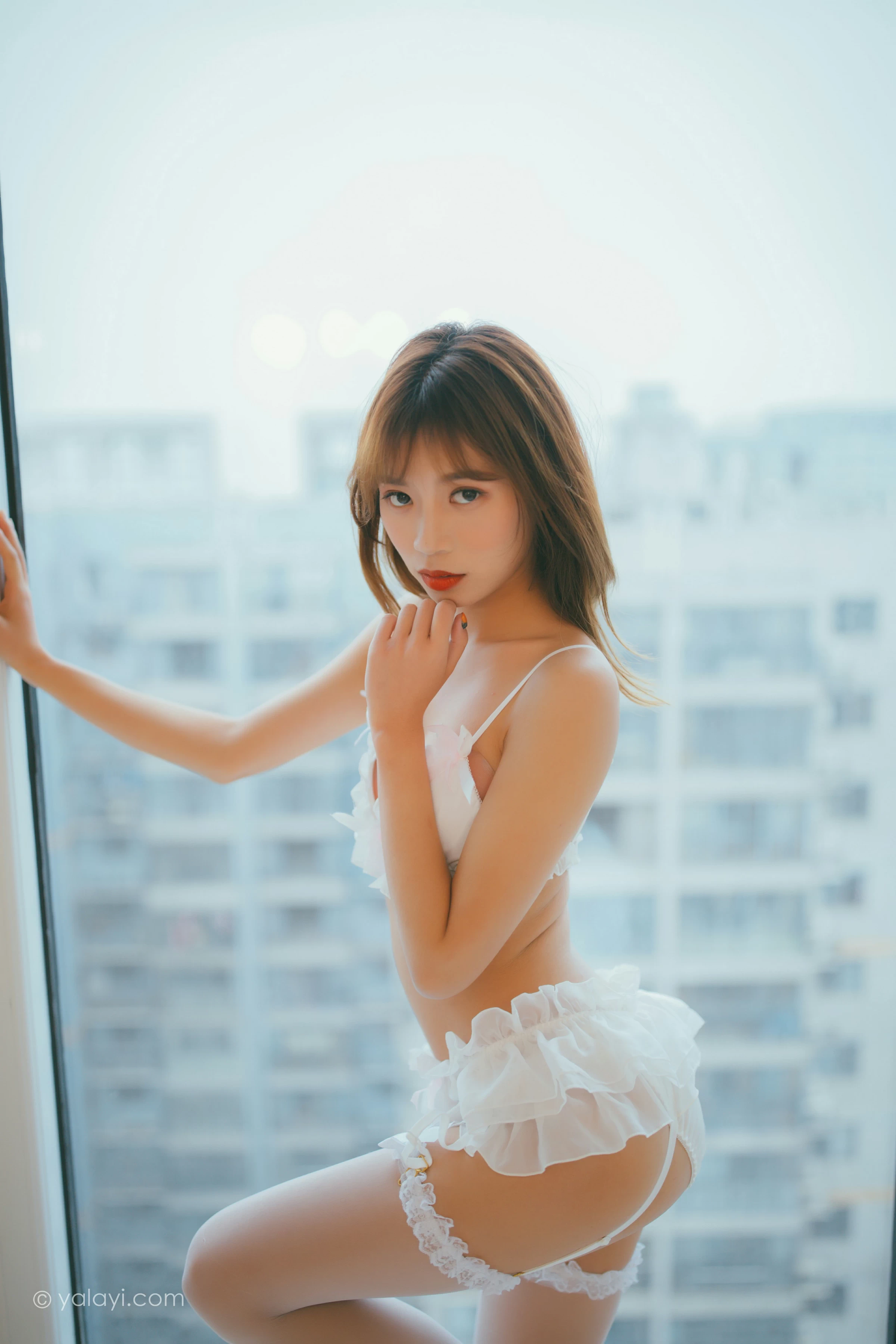 [YALAYI雅拉伊]NO.717 《心悸》 丽雅 白色情趣内衣与短裙加白色丝袜美腿性感私房写真集第11张
