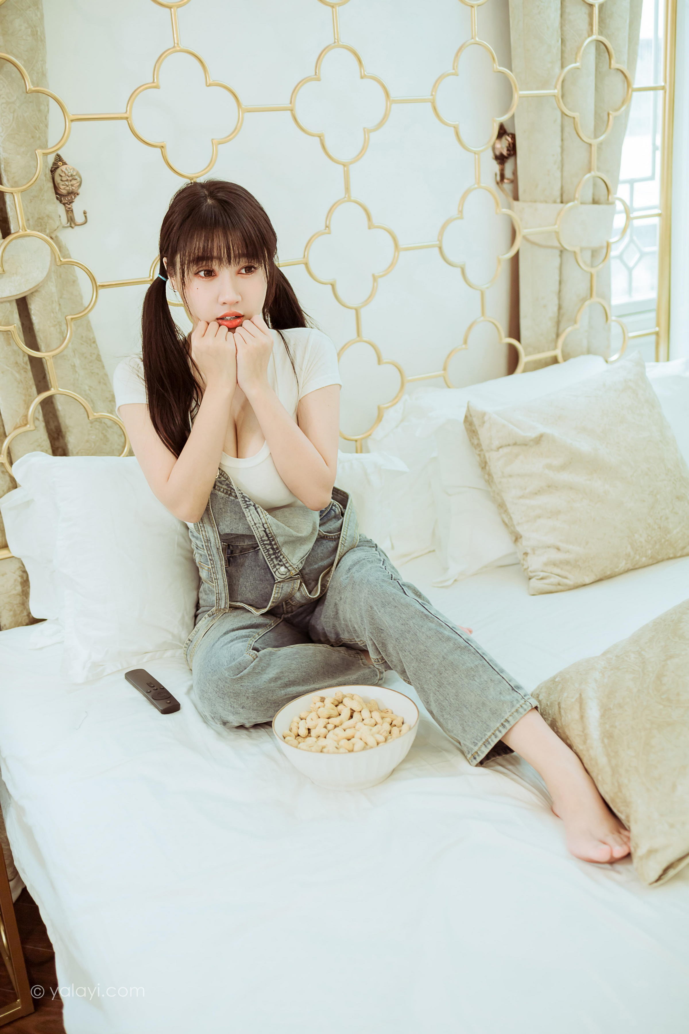 [YALAYI雅拉伊]2022.03.22 开心宅家 虞艺 白色紧身短袖加牛仔背带裤性感写真集第5张