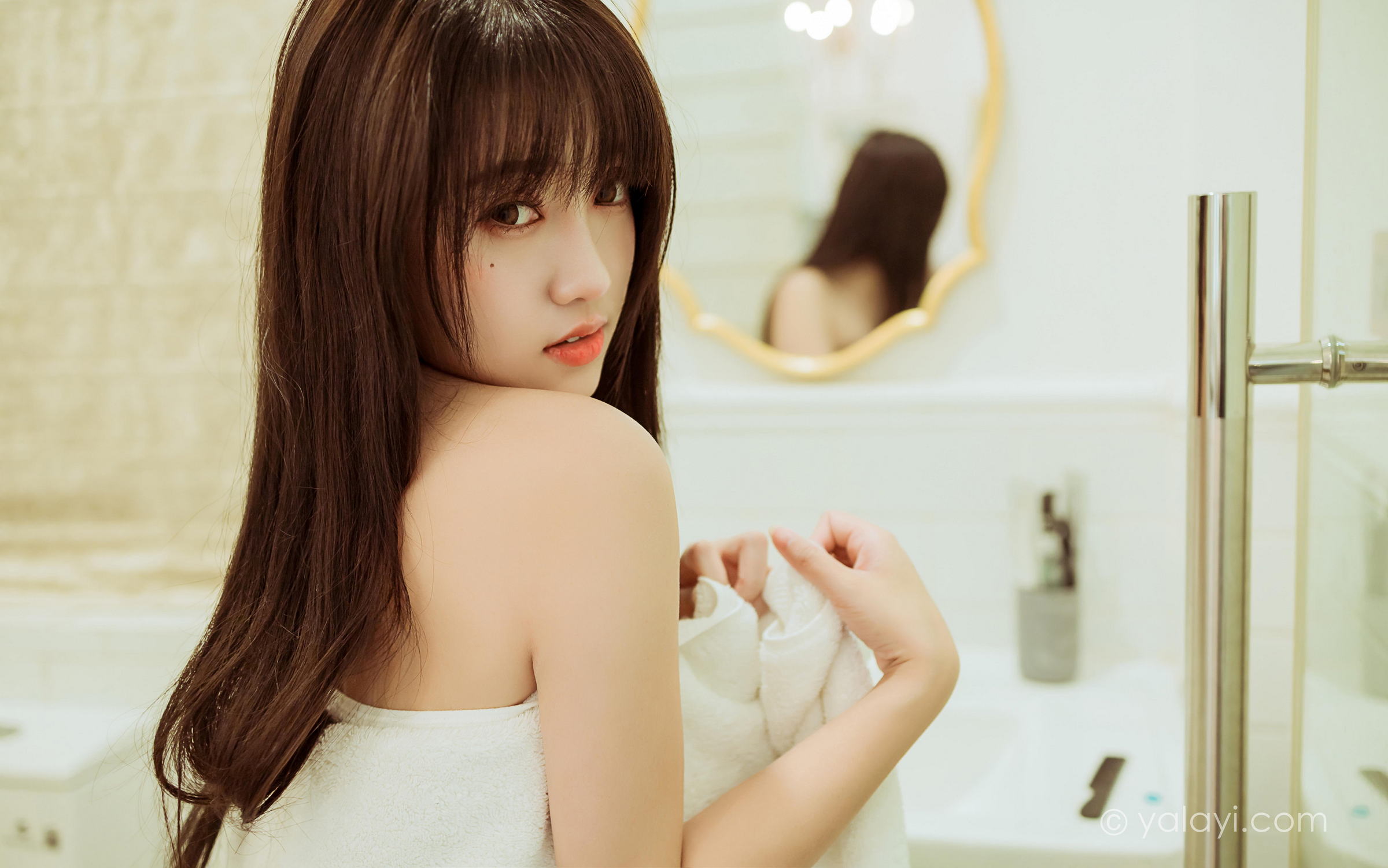 [YALAYI雅拉伊]2022.03.22 开心宅家 虞艺 白色紧身短袖加牛仔背带裤性感写真集第12张