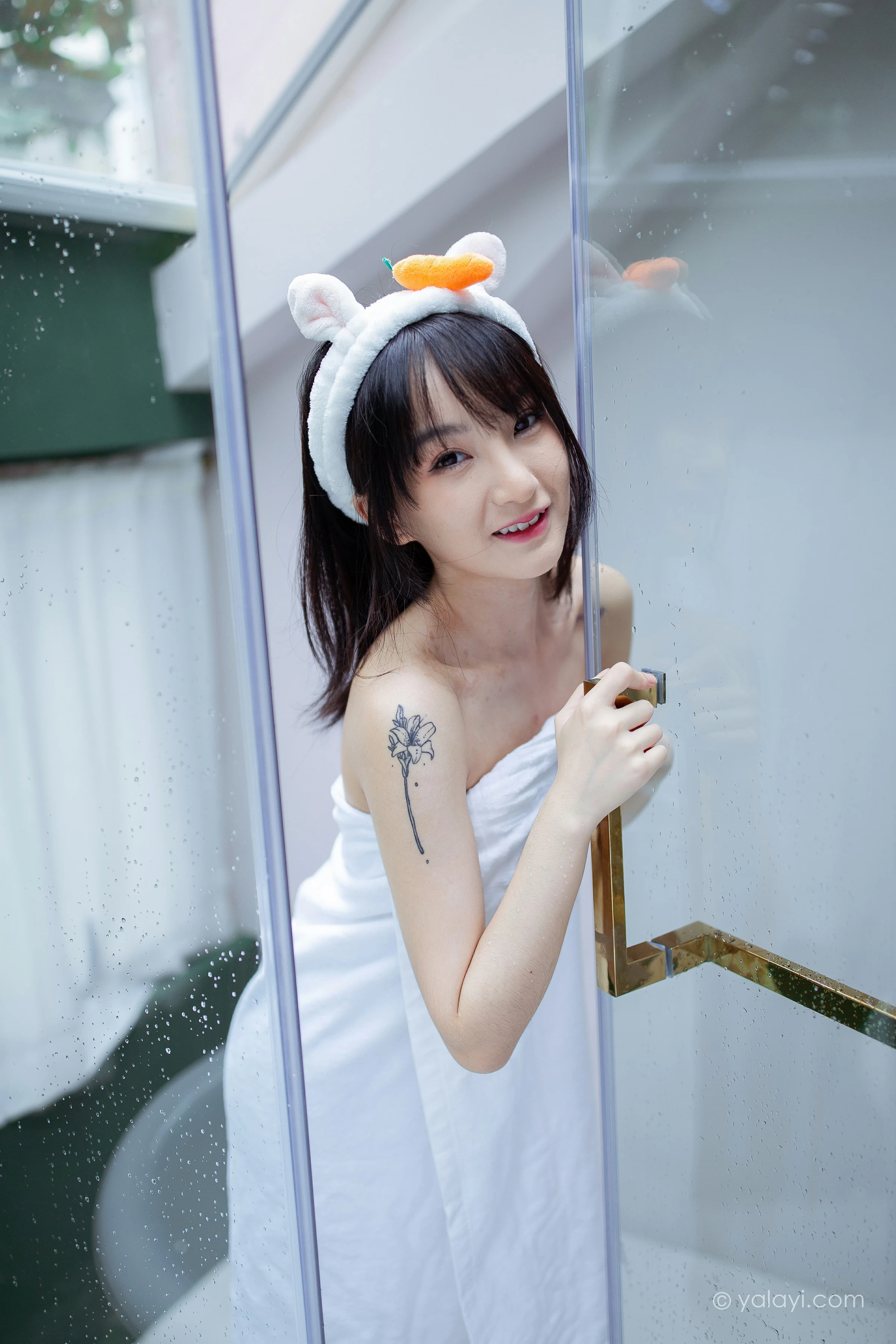 [YALAYI雅拉伊]NO.684 《清凉一夏》 落落 白色浴袍性感私房写真集第3张