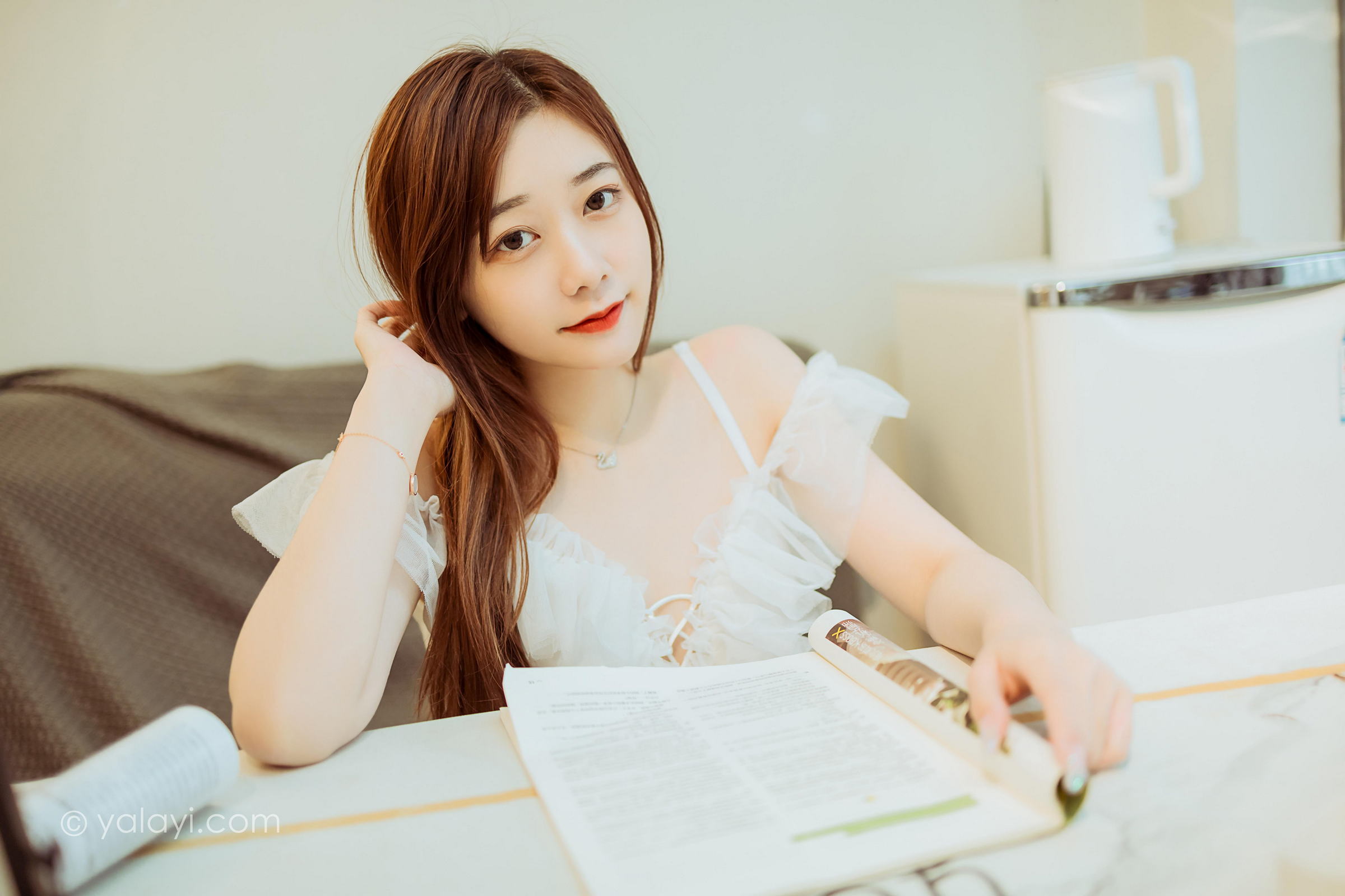 [YALAYI雅拉伊]2022.03.25 梦中情人 夜夜 白色吊带透视连衣裙居家性感写真集第3张