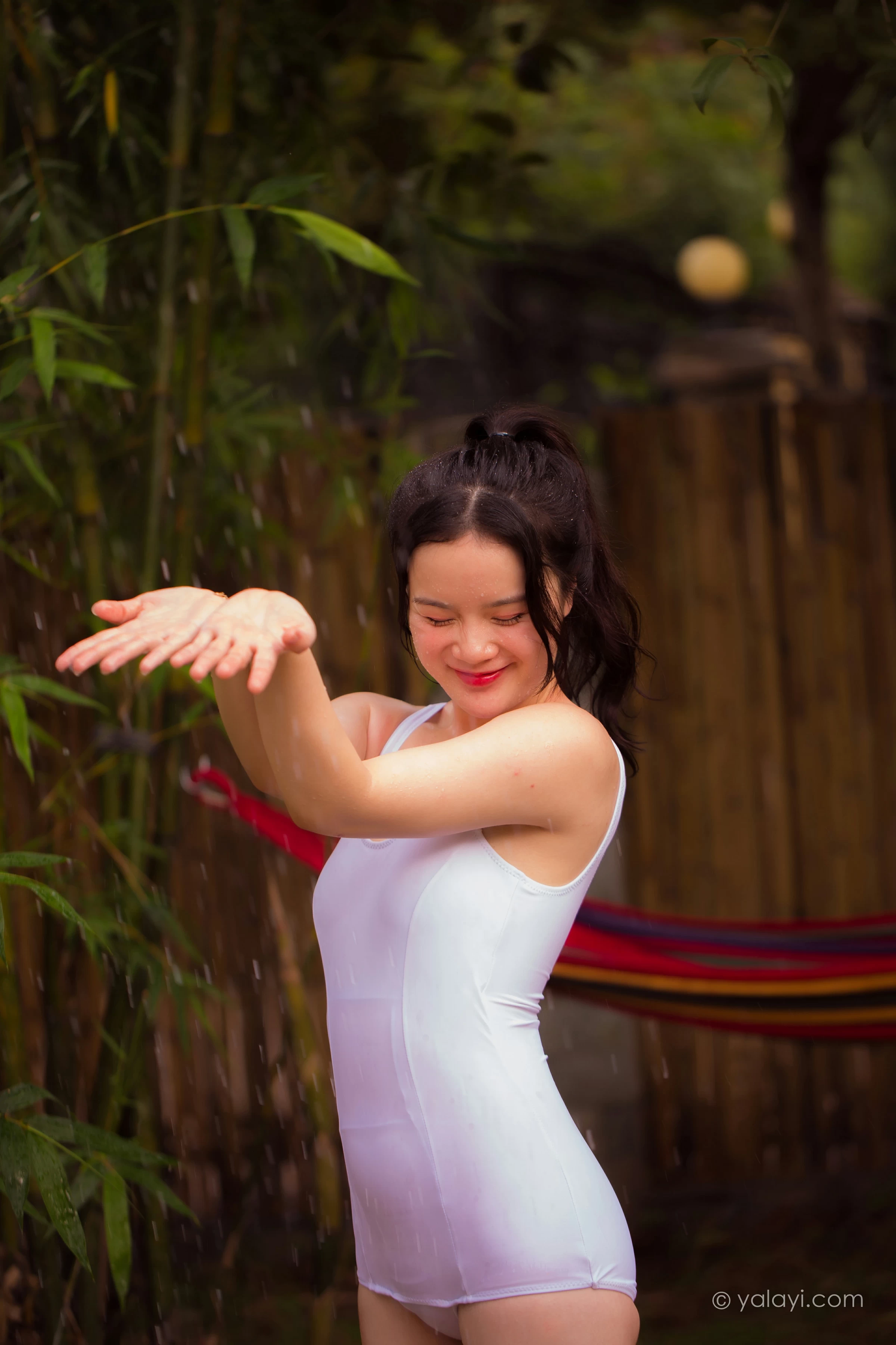 [YALAYI雅拉伊]NO.685 《周末的下午》 珍珠 粉色内衣加短裤与白色比基尼泳装性感私房写真集第12张